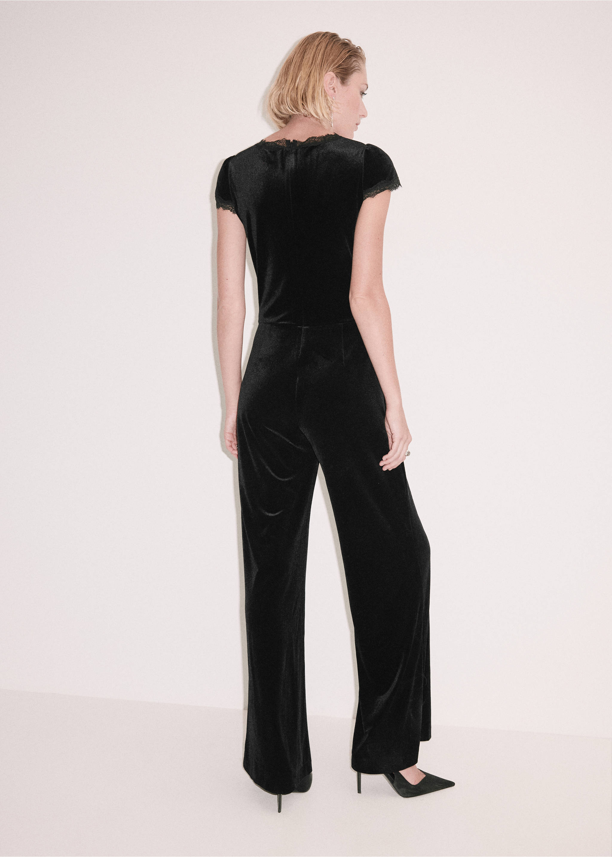 Black velvet jumpsuit with lace trim, short sleeves and straight legs, back view., Black. Ref: 37069131-00.