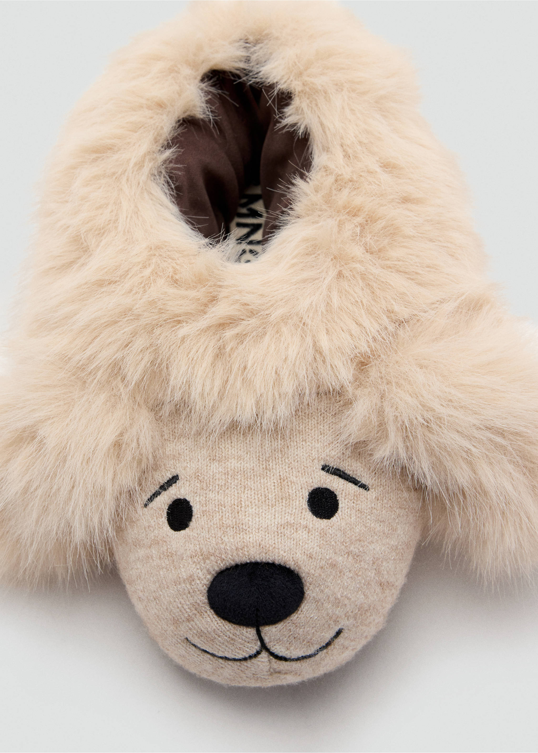 Beige faux-fur children's slipper detail with a knitted bear face., Sand. Ref: 37069133-00.