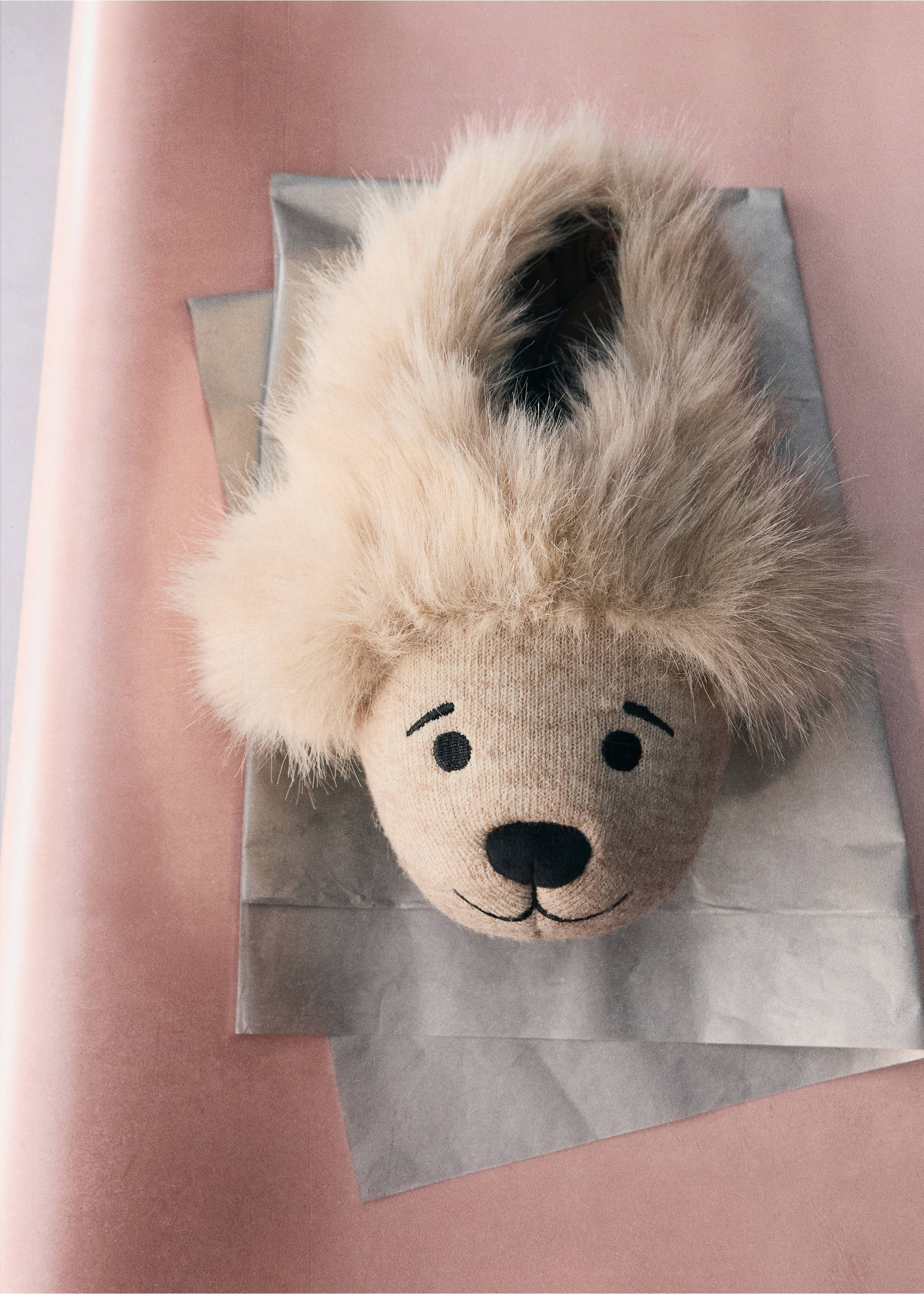 Beige knit children's slipper featuring an embroidered bear face and fluffy faux-fur trim., Sand. Ref: 37069133-00.