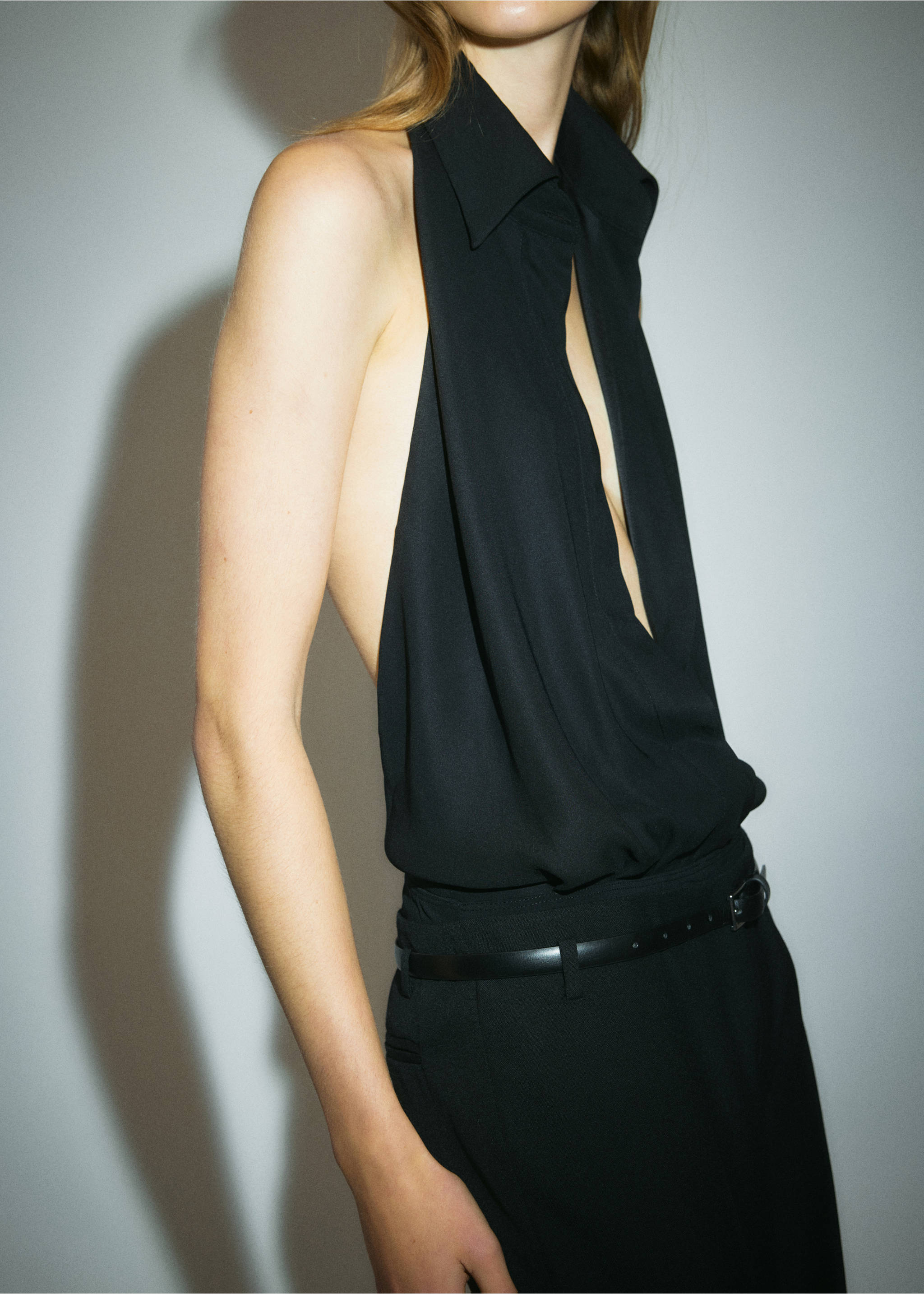 Thin black leather belt worn with trousers., Black. Ref: 37069138-00.
