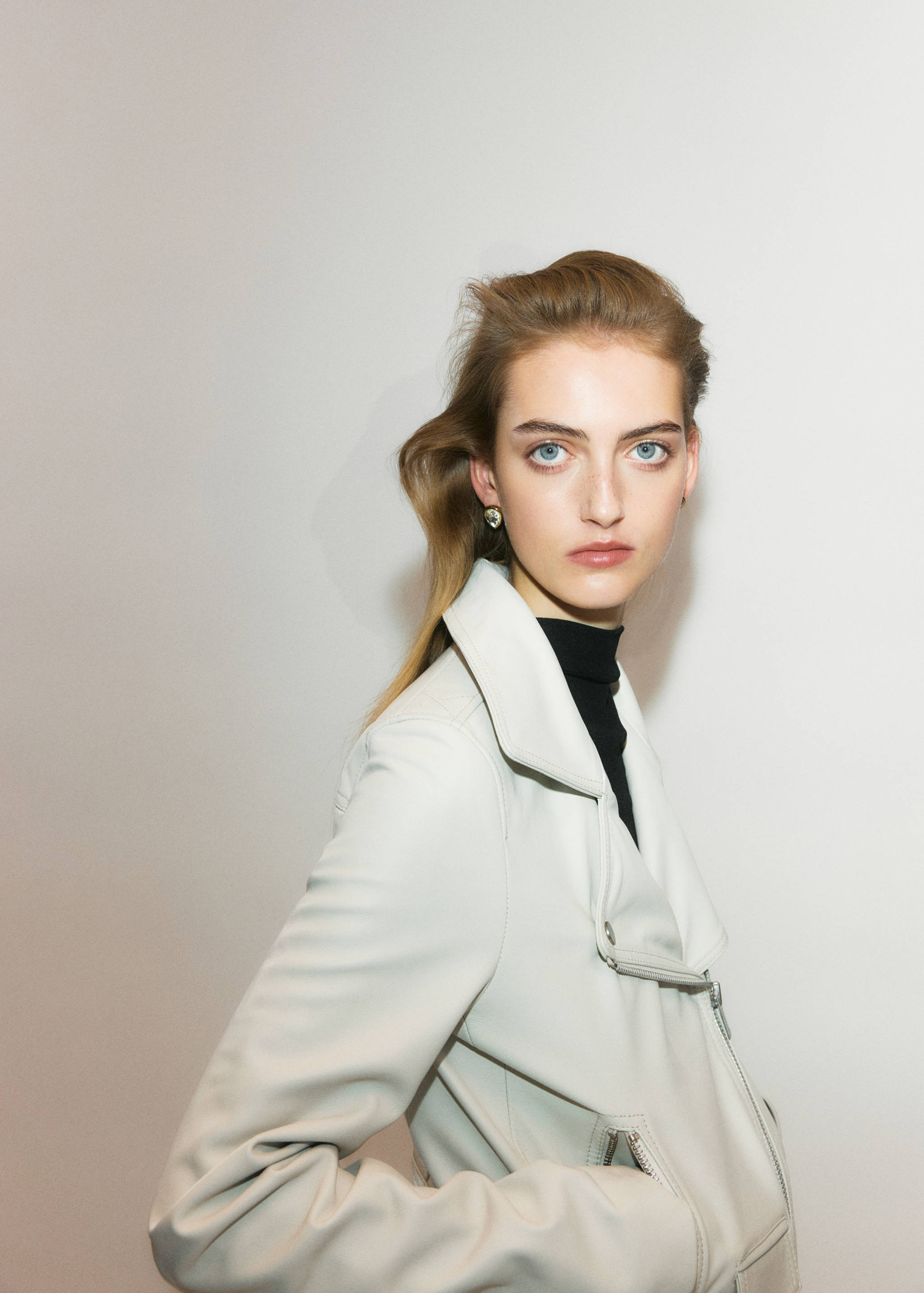 Off-white jacket with lapel collar and asymmetrical zipper.