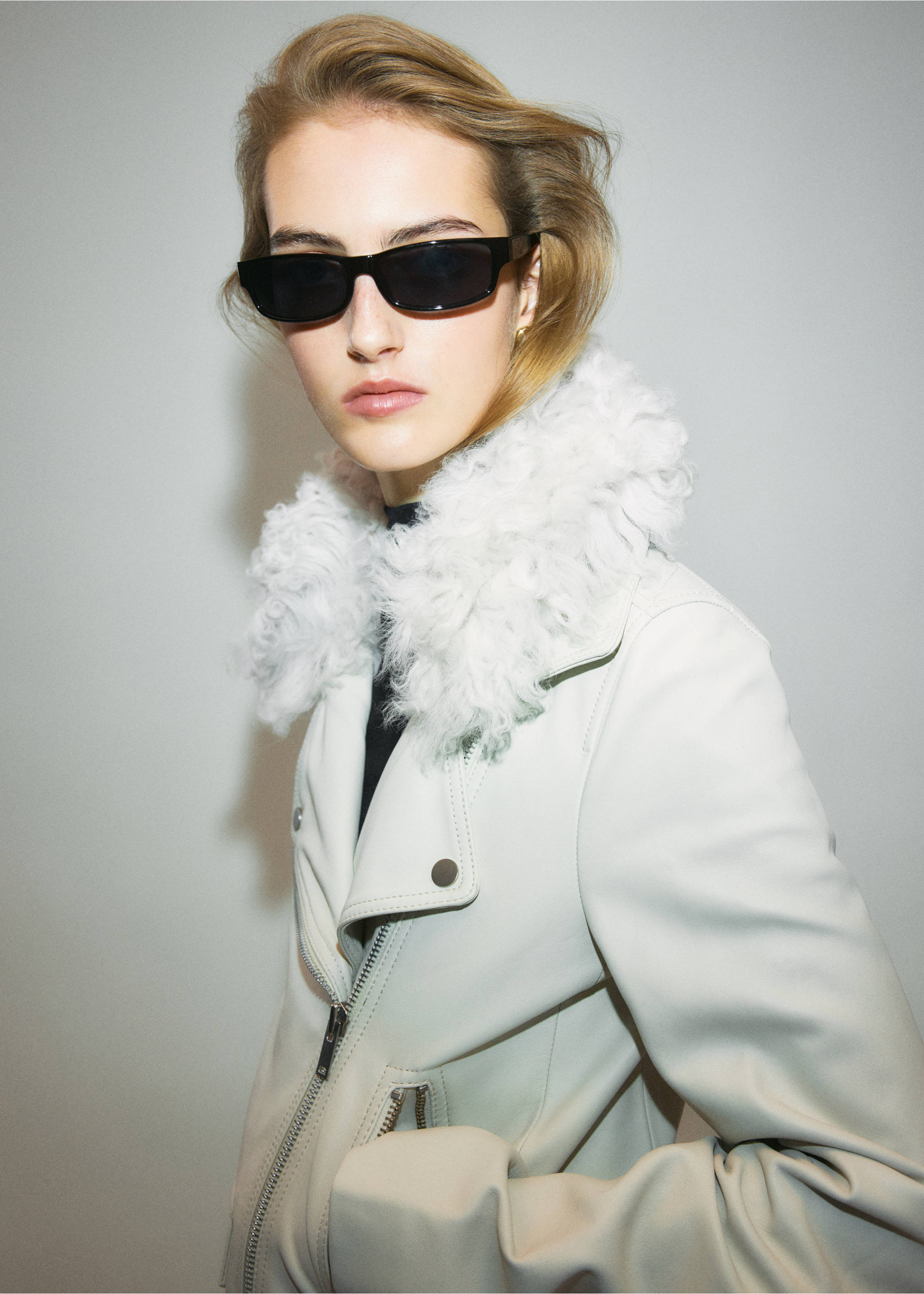 Light grey jacket with a white faux-shearling collar., White. Ref: 37069141-00.