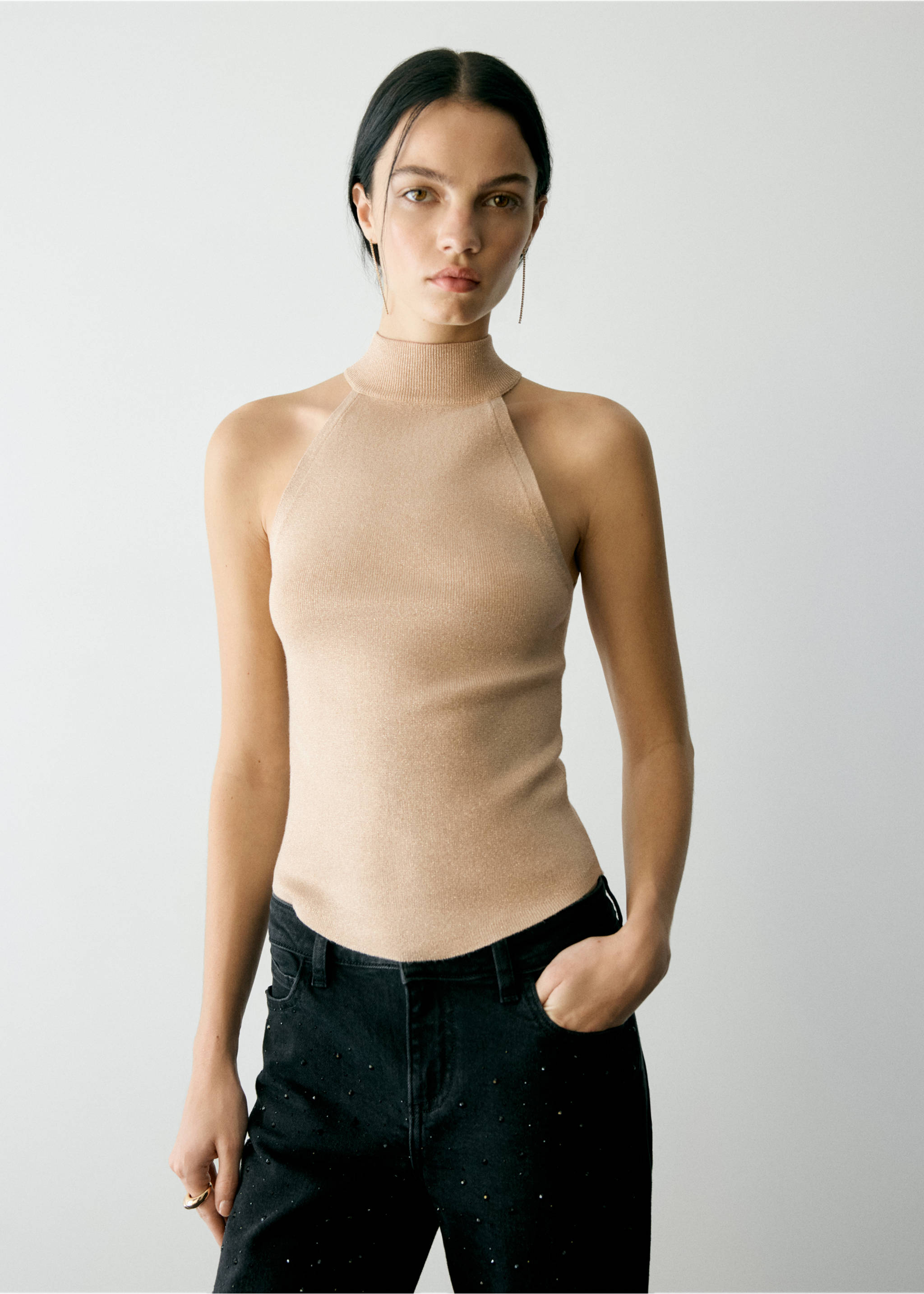 Top de punto halter en color beige de cuello alto, diseño sin mangas con sisas pronunciadas y bajo curvo., Oro. Ref: 37069219-00.
