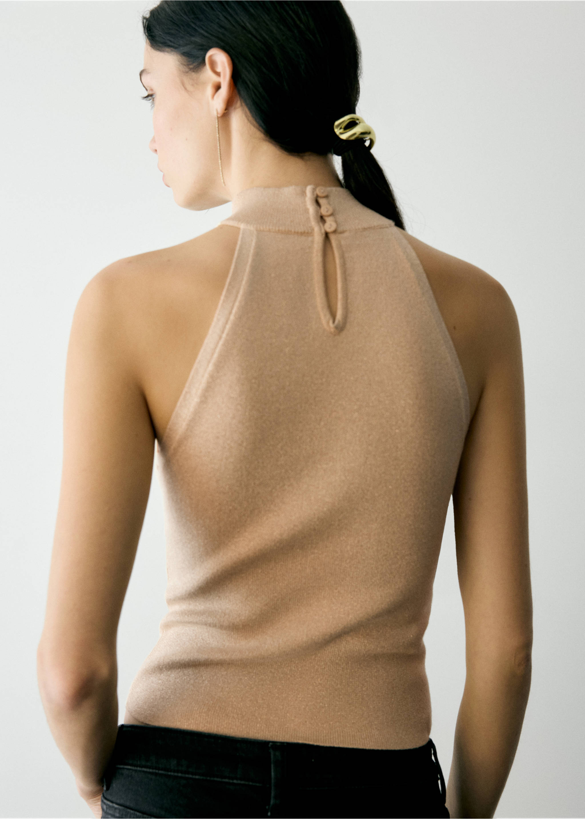 Top de punto beige sin mangas y cuello halter, vista trasera con cierre de botones., Oro. Ref: 37069219-00.