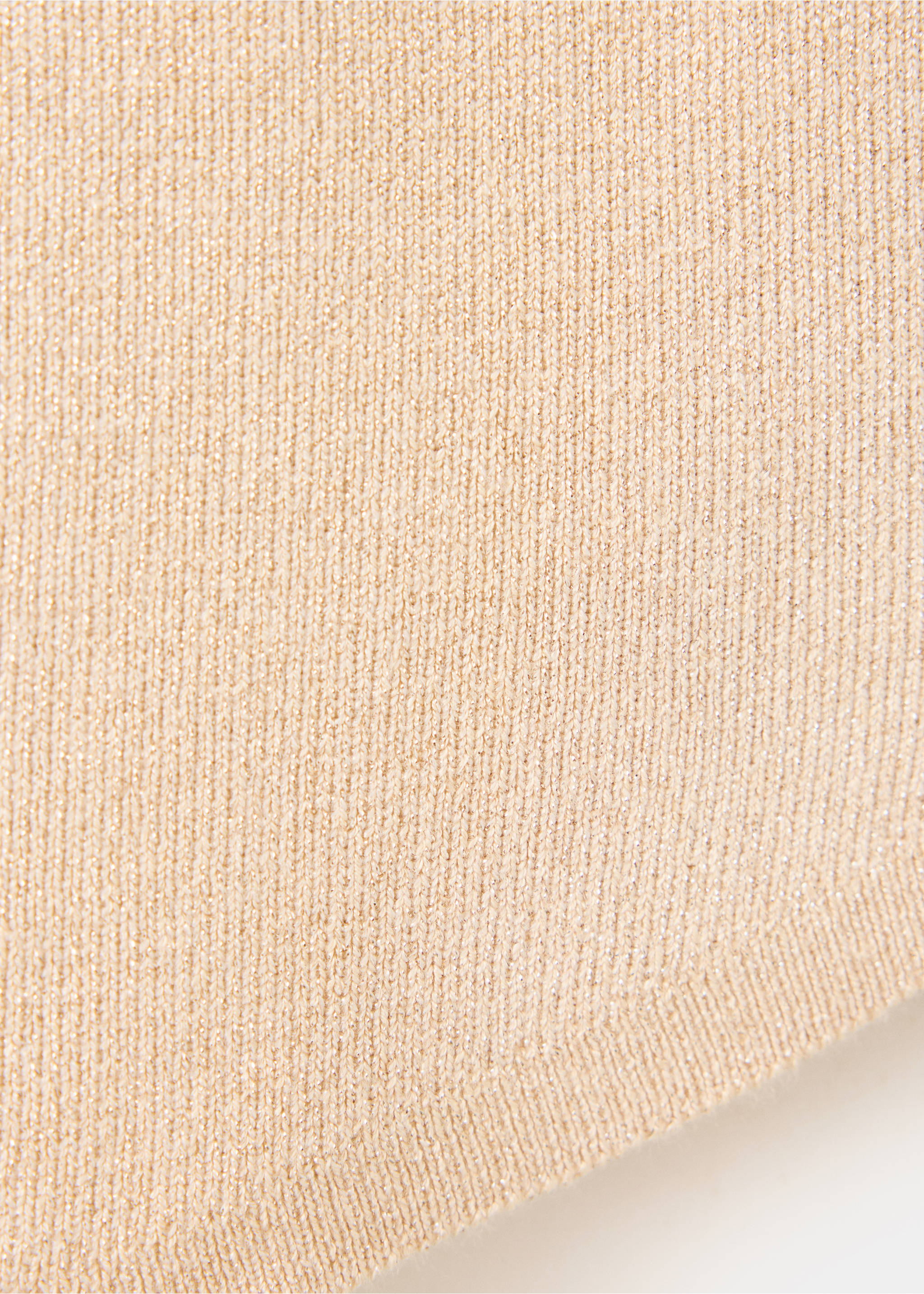Primer plano de un top de punto canalé beige con acabado metalizado., Oro. Ref: 37069219-00.