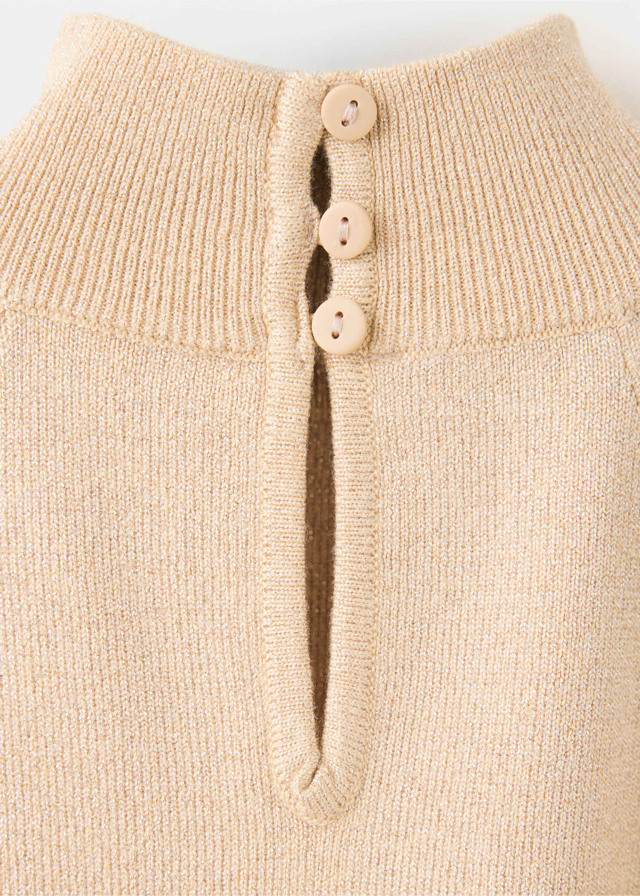 Detalle trasero de tops de punto canalé beige con cierre de botón y abertura lágrima., Oro. Ref: 37069219-00.