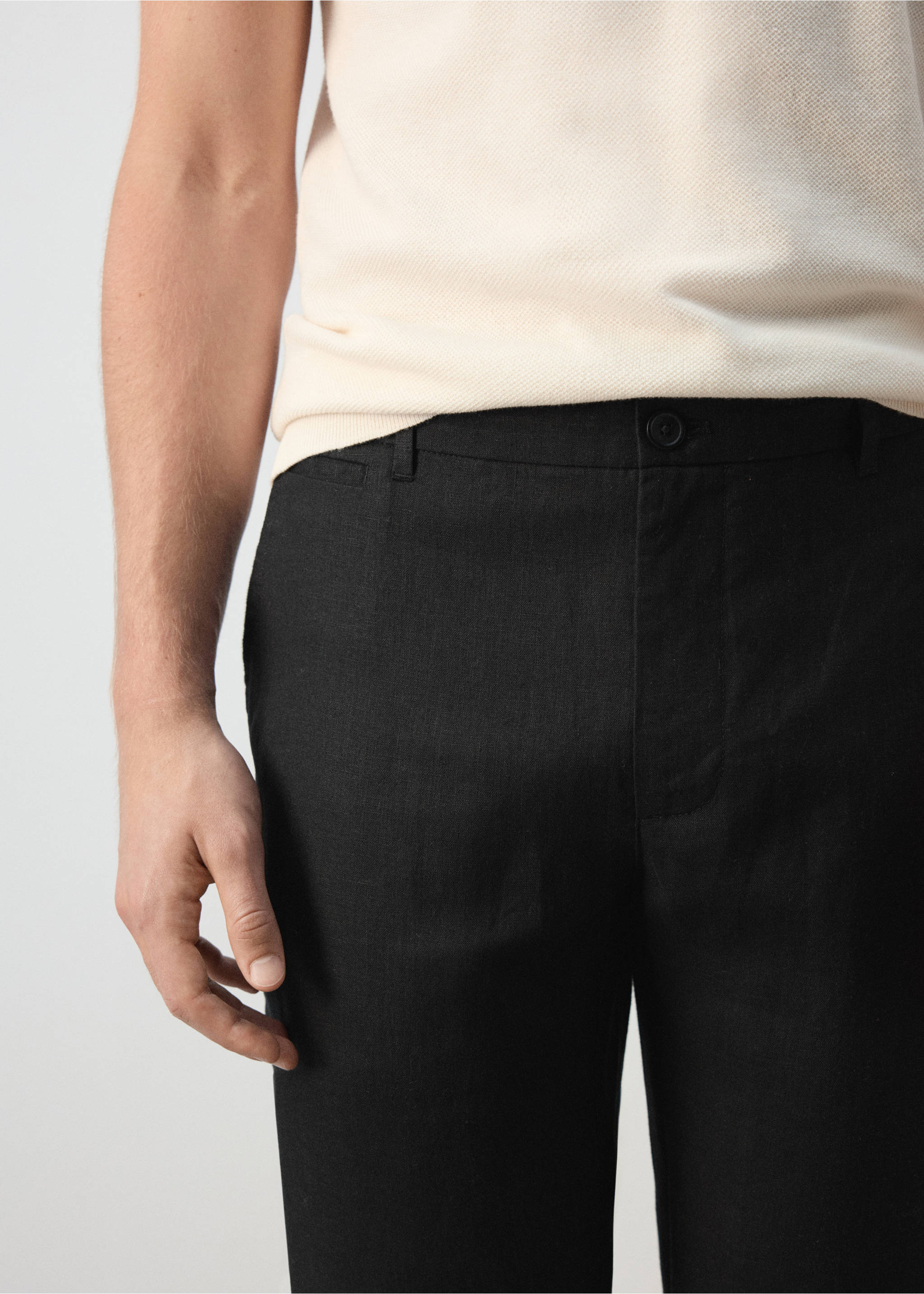 Slim Fit-Hose aus 100 % Leinen - Detail des Artikels 1, Schwarz. Ref: 37071330-00.