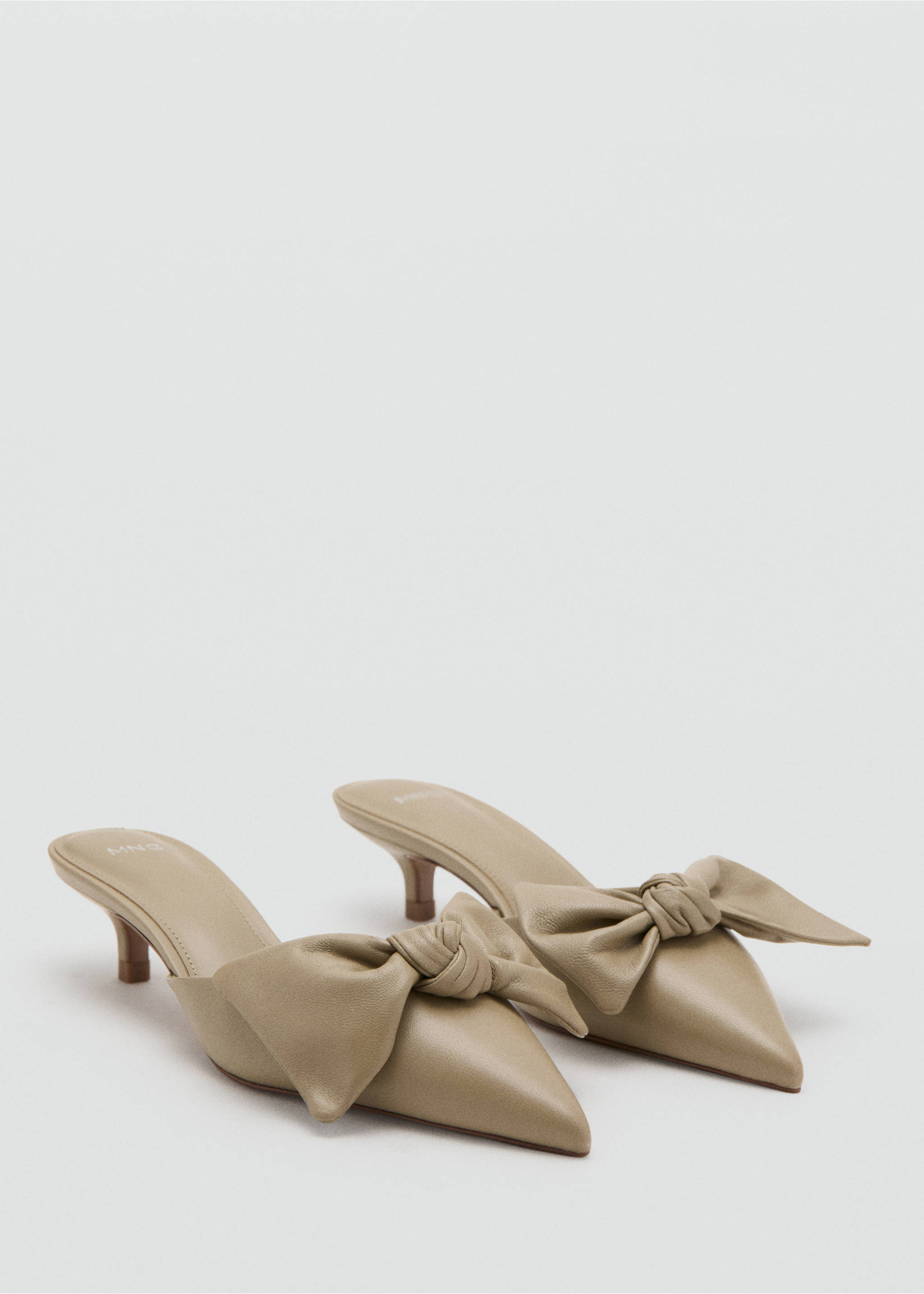 Кожаные туфли на каблуке с бантиком - Средний план, Экрю. Ref: 37071337-00.
