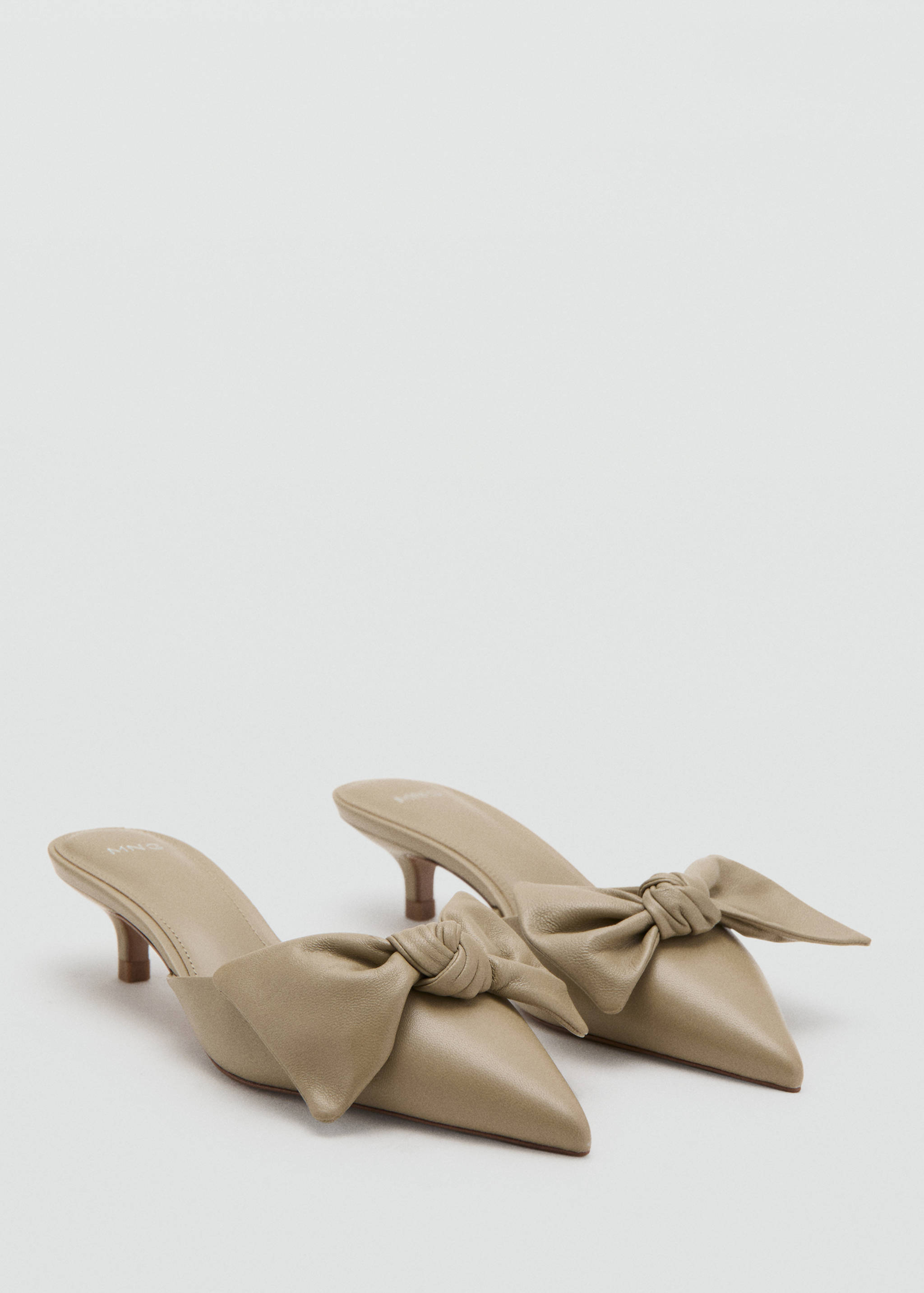 Кожаные туфли на каблуке с бантиком - Средний план