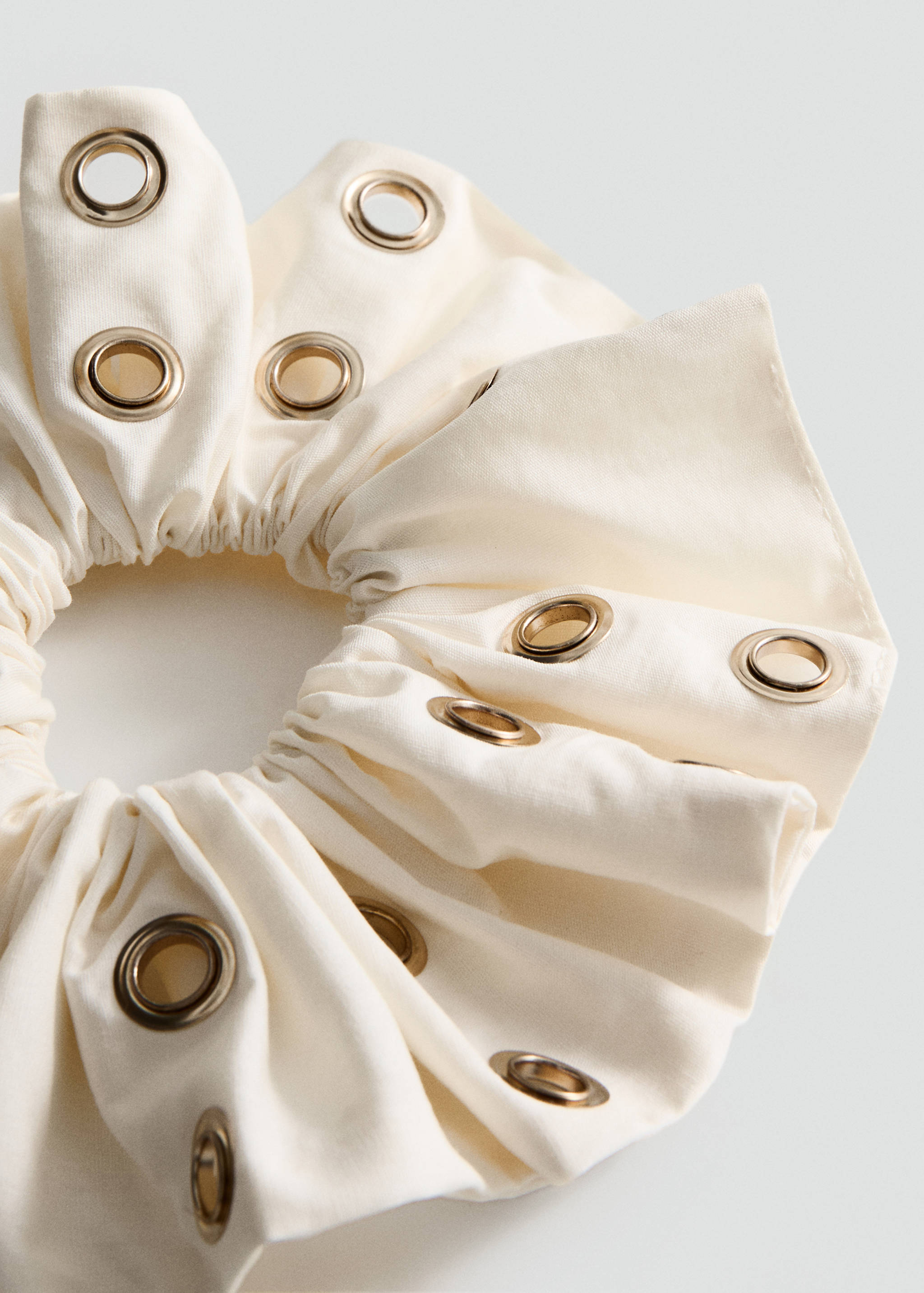 Scrunchie med nagler - Halvtotal bildeutsnitt