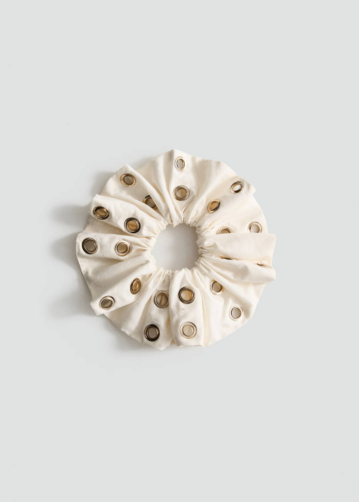 Studded scrunchie — Ecru