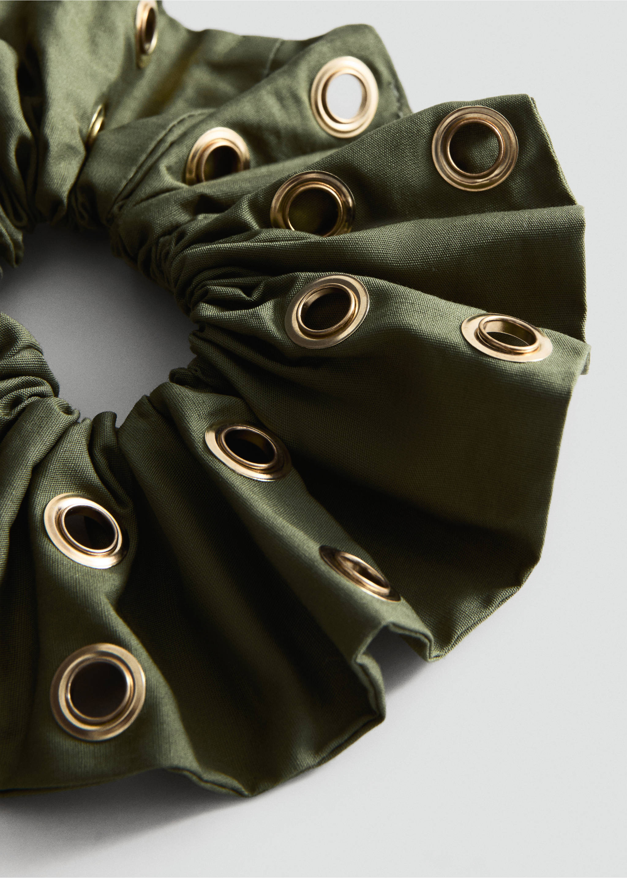 Studded scrunchie - Medium plane, Khaki. Ref: 37071338-00.