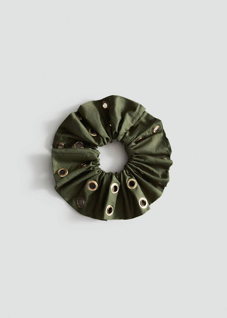 Studded scrunchie — Khaki