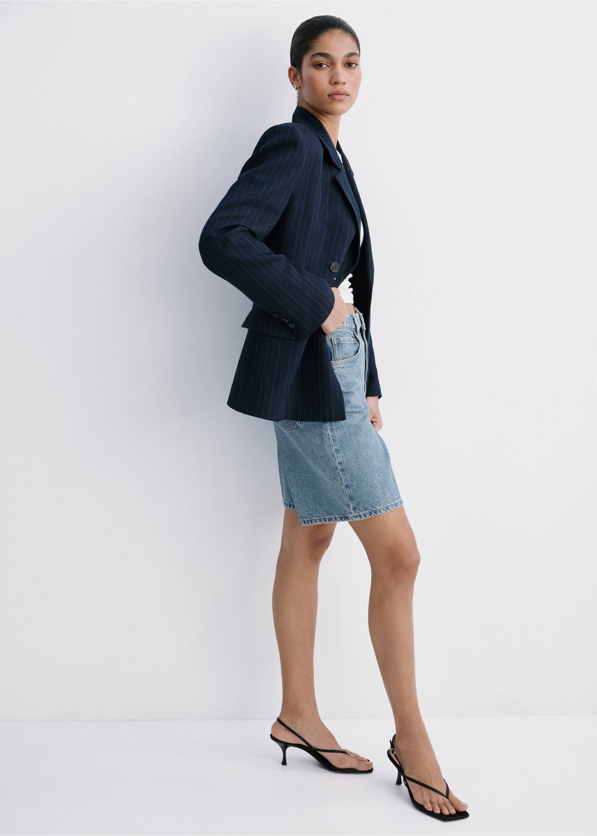 High-waist straight-fit denim shorts - Details of the article 2, Medium Blue. Ref: 37071343-00.