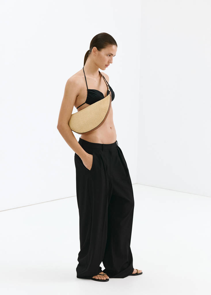 Textured shoulder bag — Leather