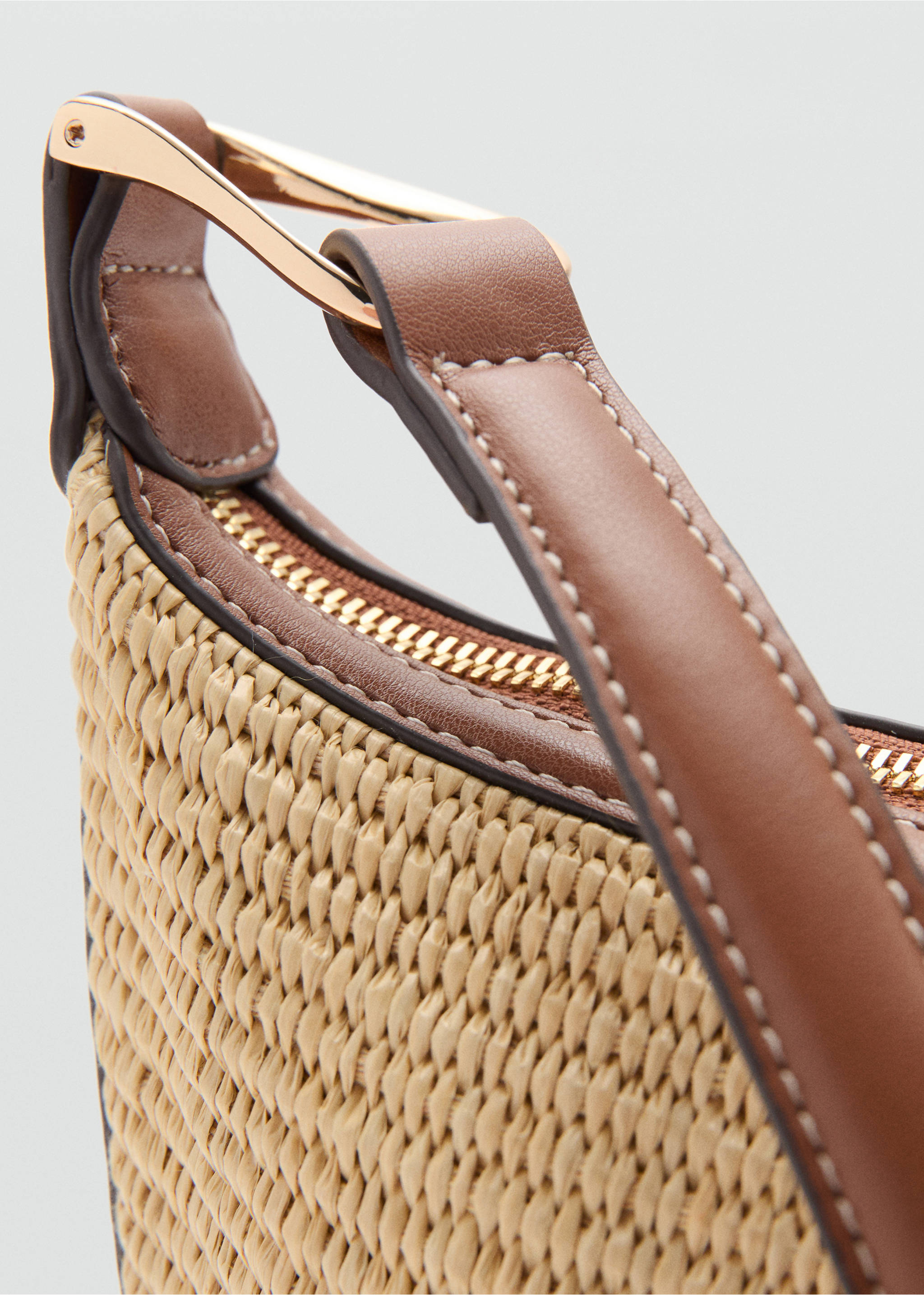 Textured shoulder bag - Details of the article 2, Leather. Ref: 37071345-00.