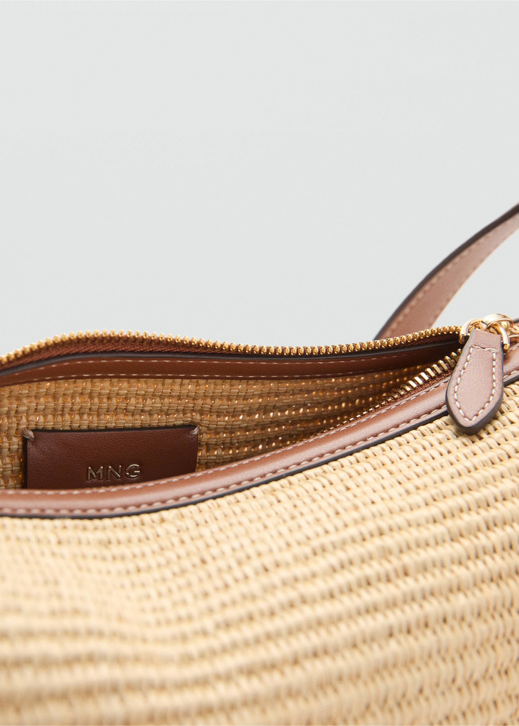 Textured shoulder bag - Details of the article 3, Leather. Ref: 37071345-00.
