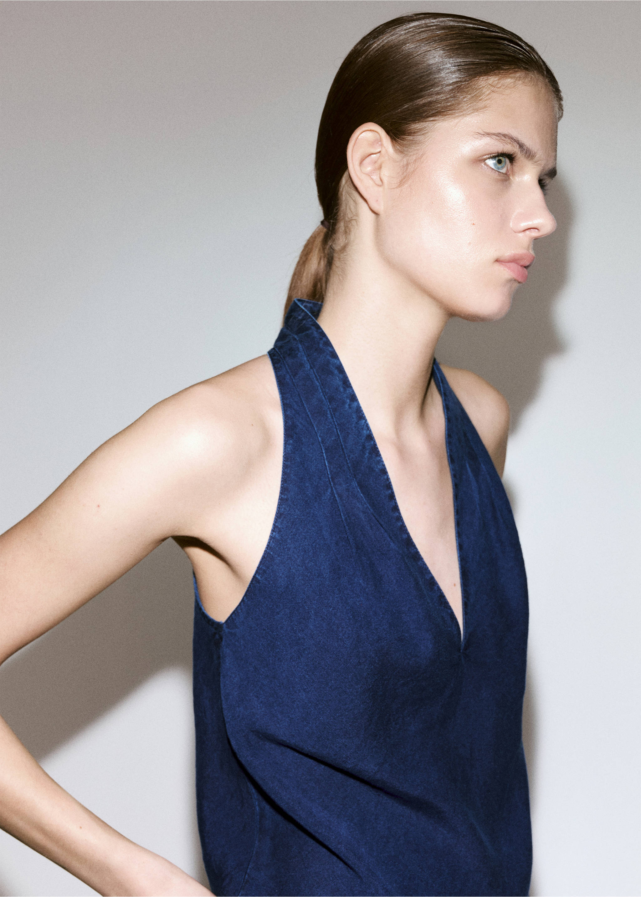 Asymmetrical low-cut lyocell top - Details of the article 1, Dark Blue. Ref: 37071347-00.