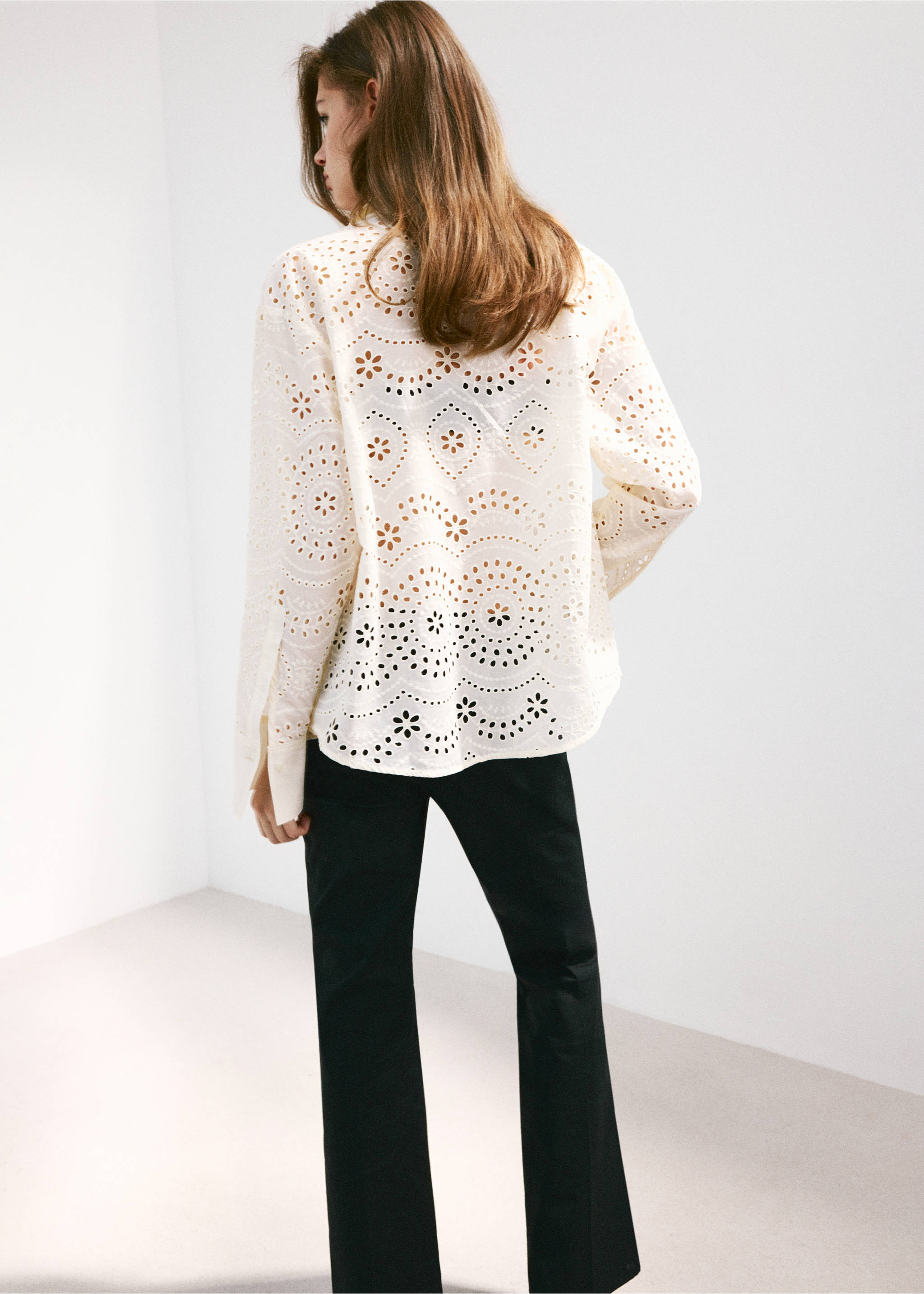 Cotton shirt with broderie anglaise embroidery - Reverse of the article, Ecru. Ref: 37071366-00.