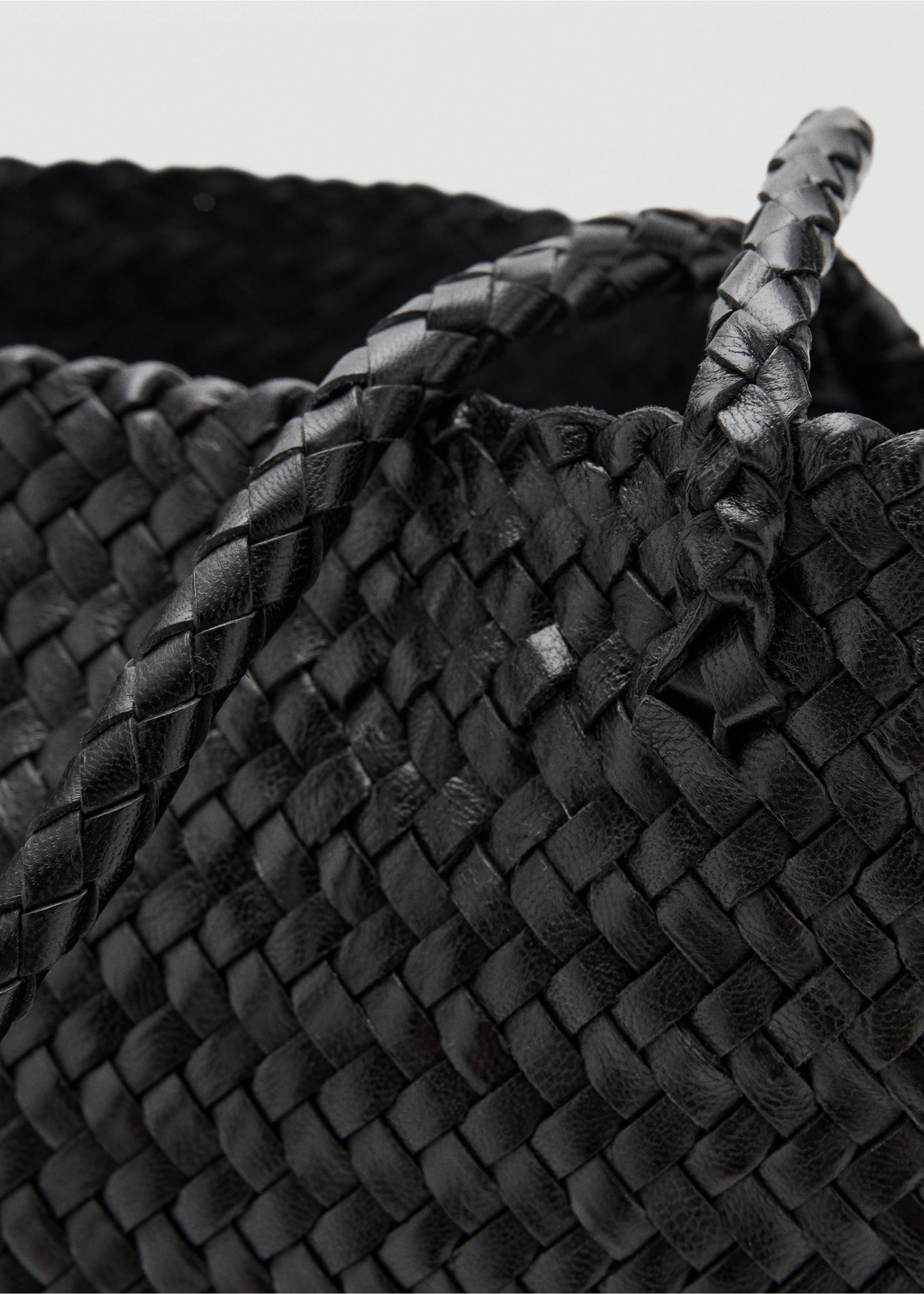 Braided leather shopper bag - Detail van het artikel 1, Zwart. Ref: 37071373-00.