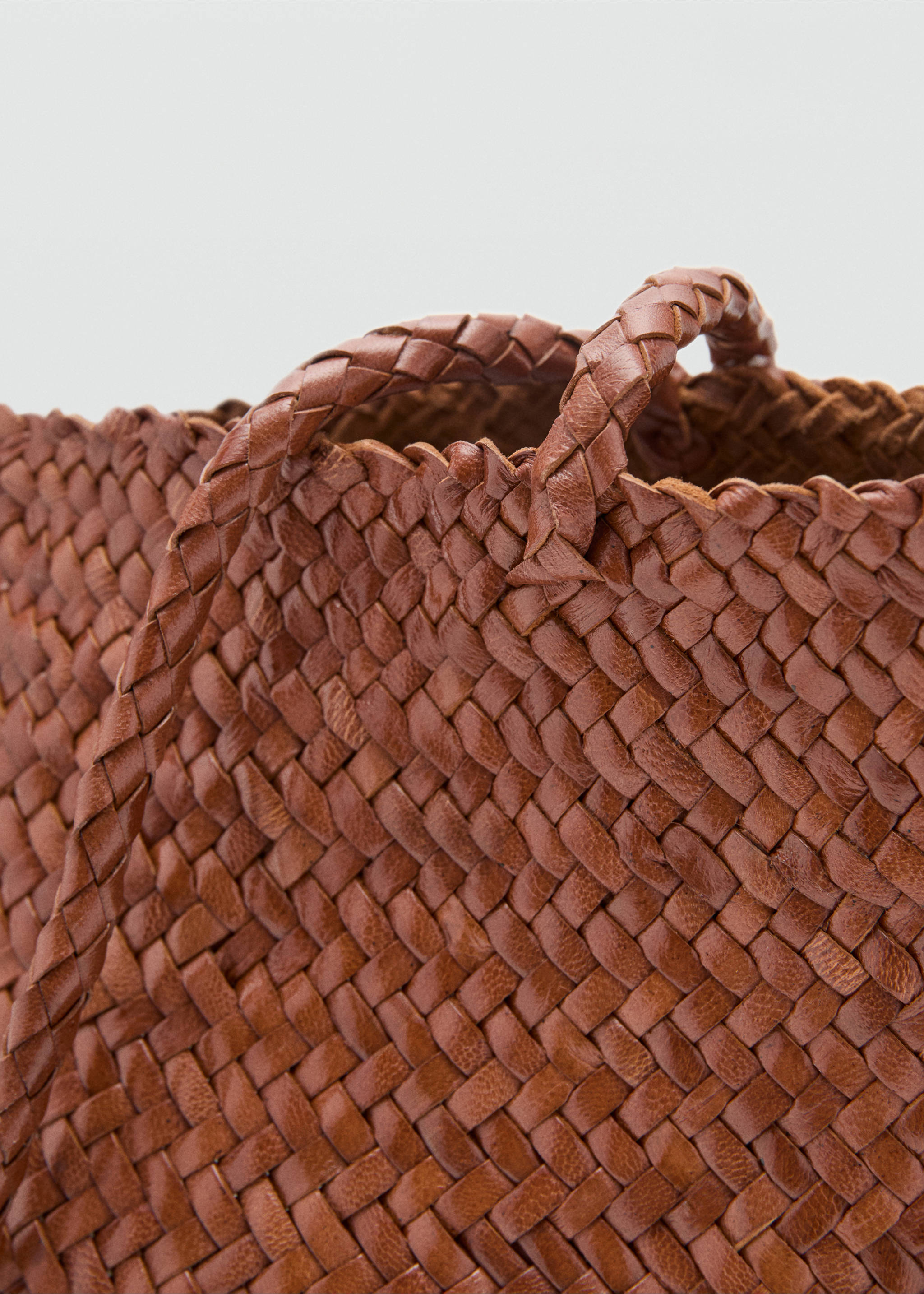 Braided leather shopper bag - Detail van het artikel 1, Middenbruin. Ref: 37071373-00.