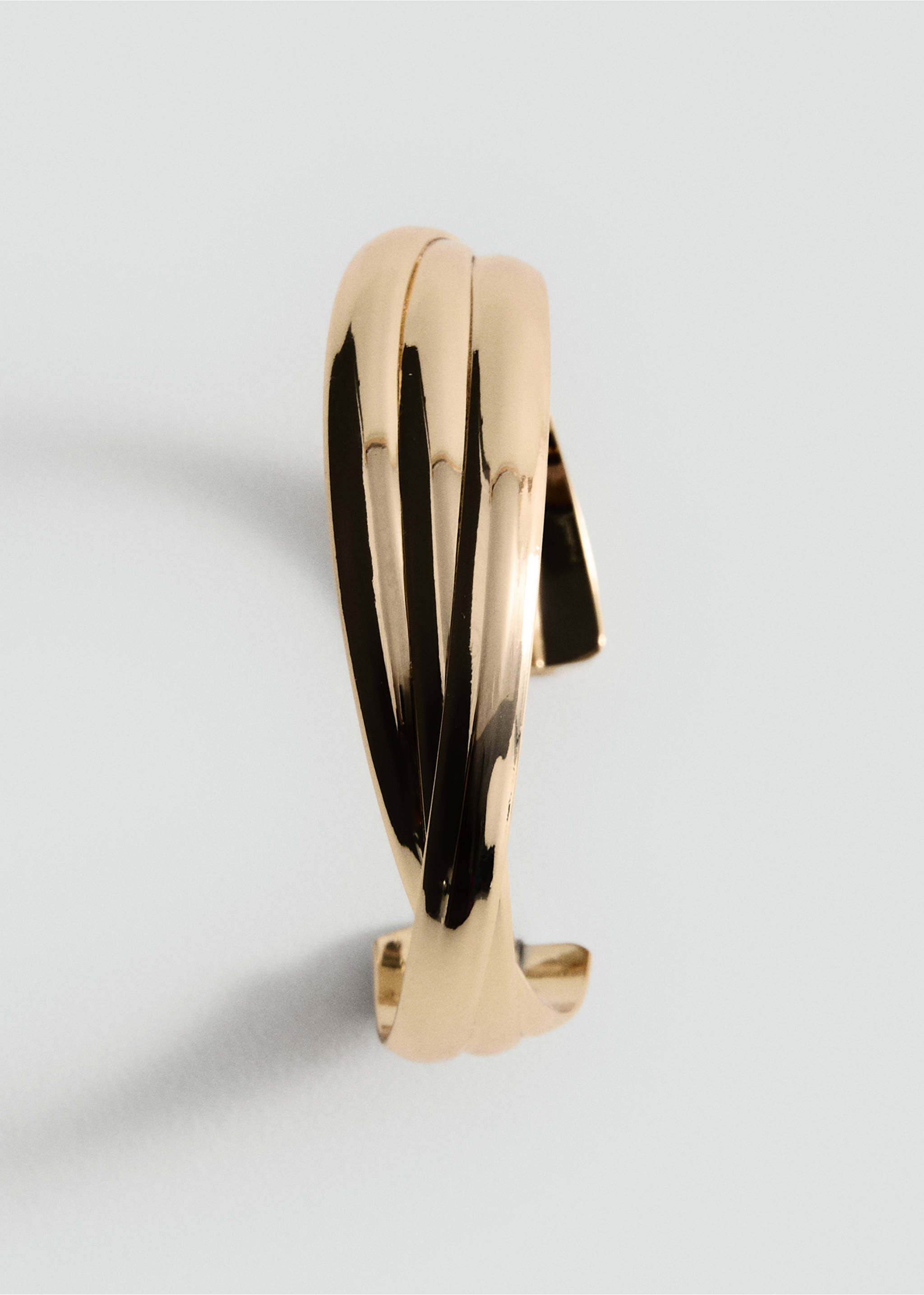 Rigid bracelet with relief - Details of the article 1, Gold. Ref: 37071397-00.