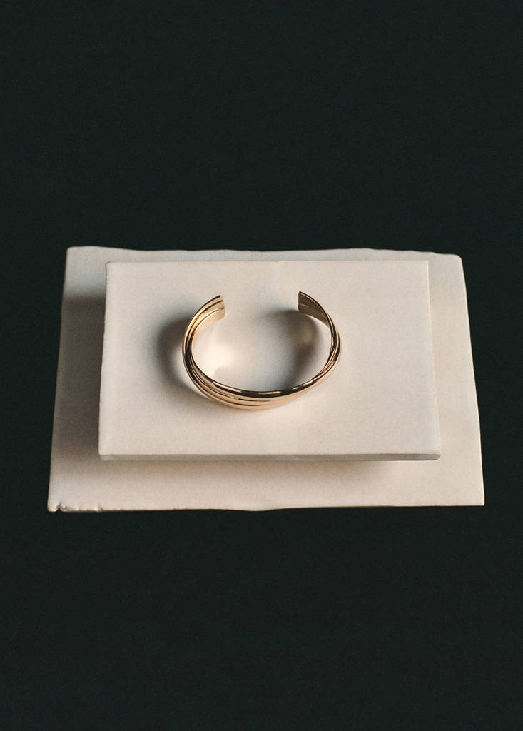 Rigid bracelet with relief — Gold