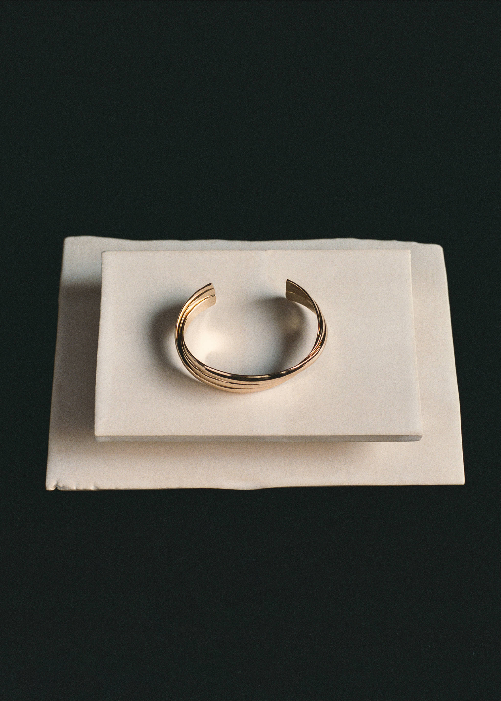 Rigid bracelet with relief - Details of the article 5, Gold. Ref: 37071397-00.