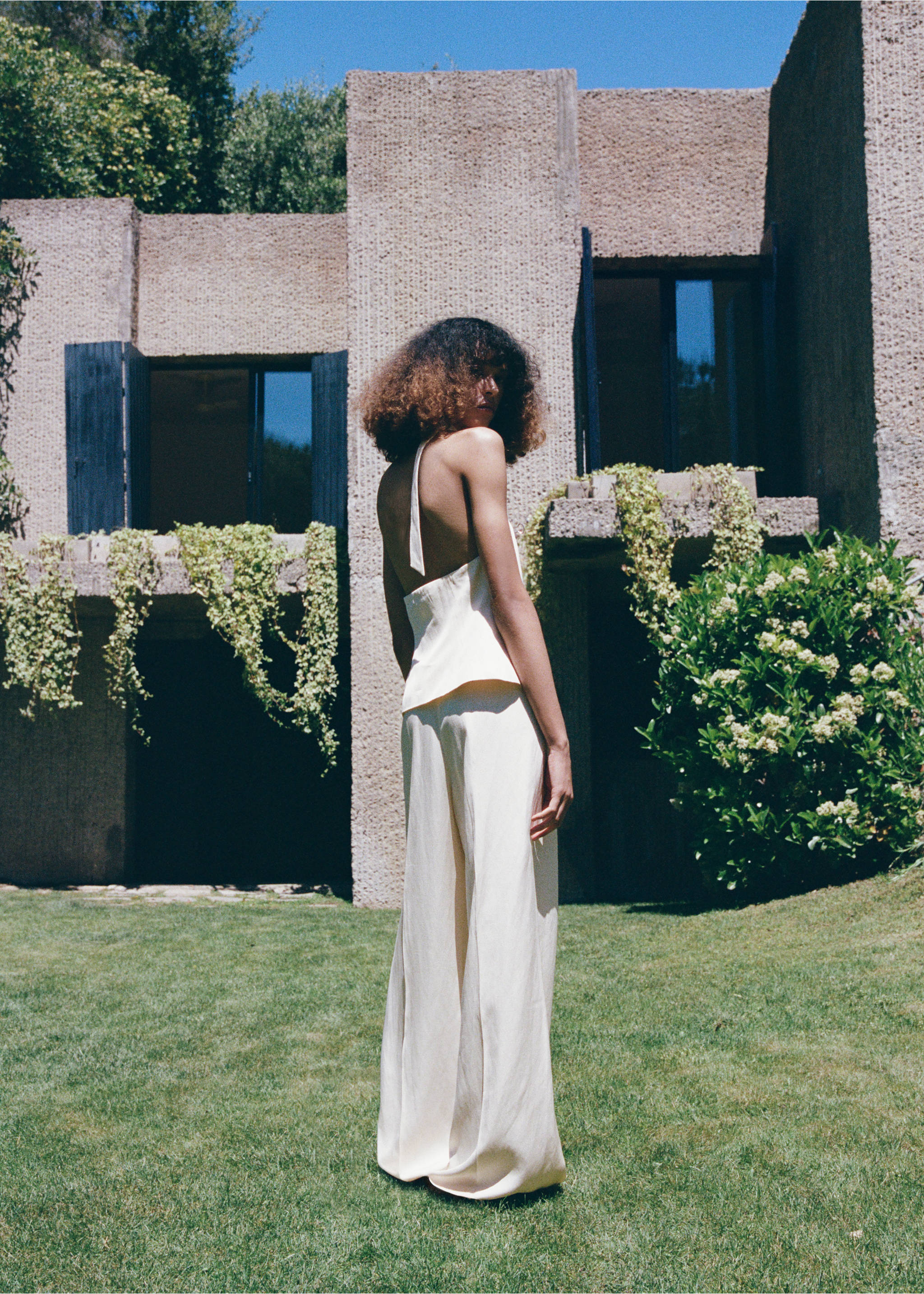 Straight-leg linen pleated pants - Reverse of the article, Ecru. Ref: 37071417-00.