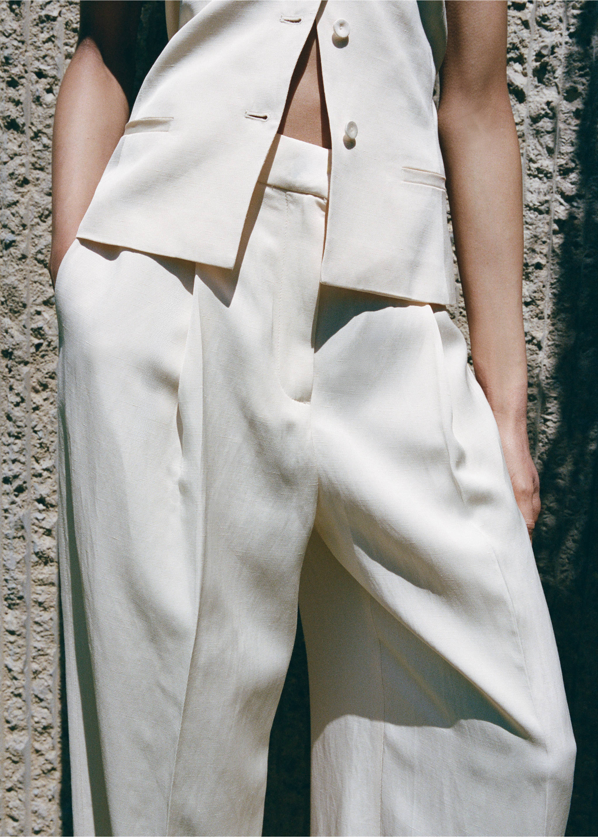 Straight-leg linen pleated pants - Details of the article 3, Ecru. Ref: 37071417-00.