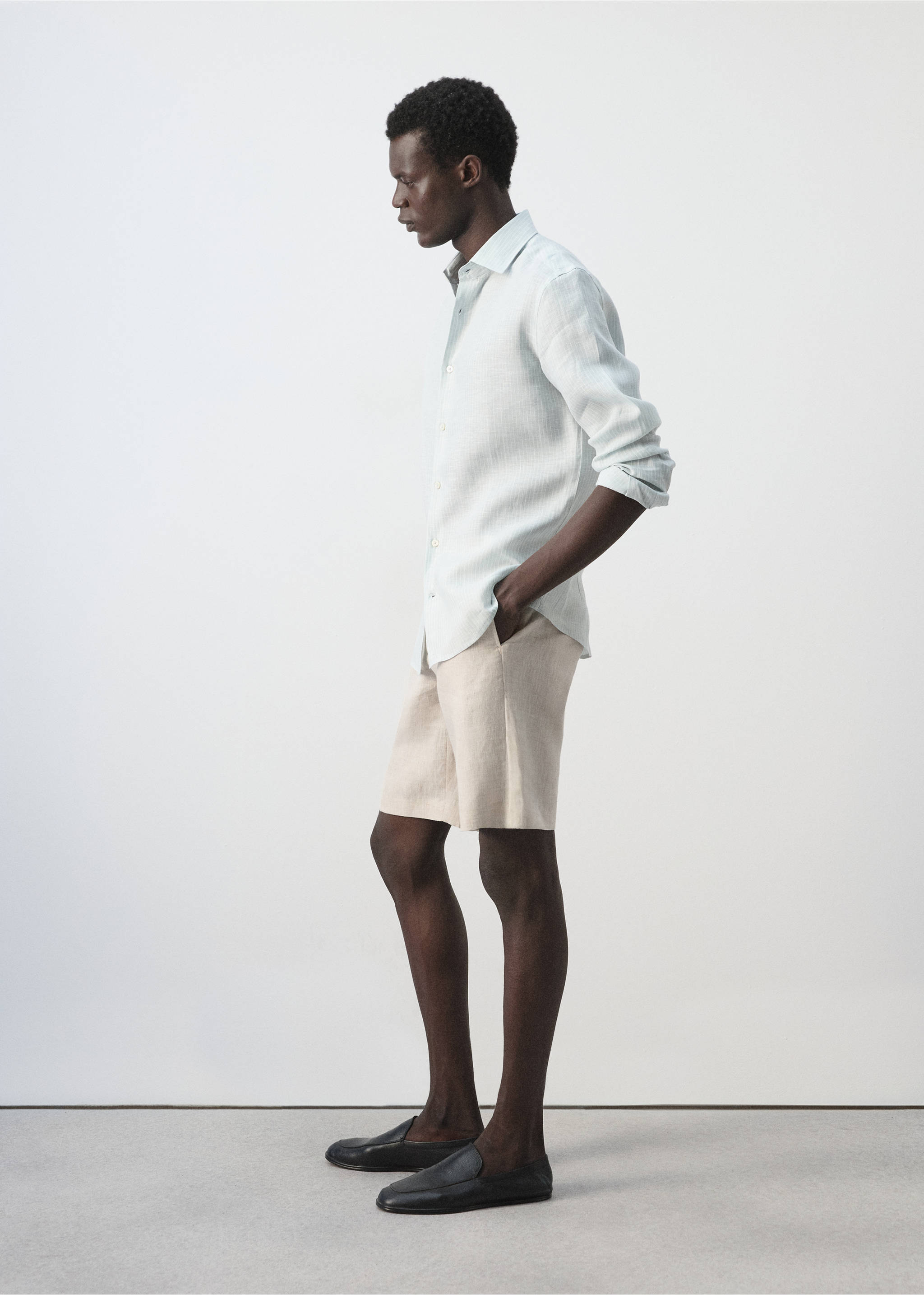 100% linen slim-fit shirt - Details of the article 2, Pastel Green. Ref: 37071424-00.