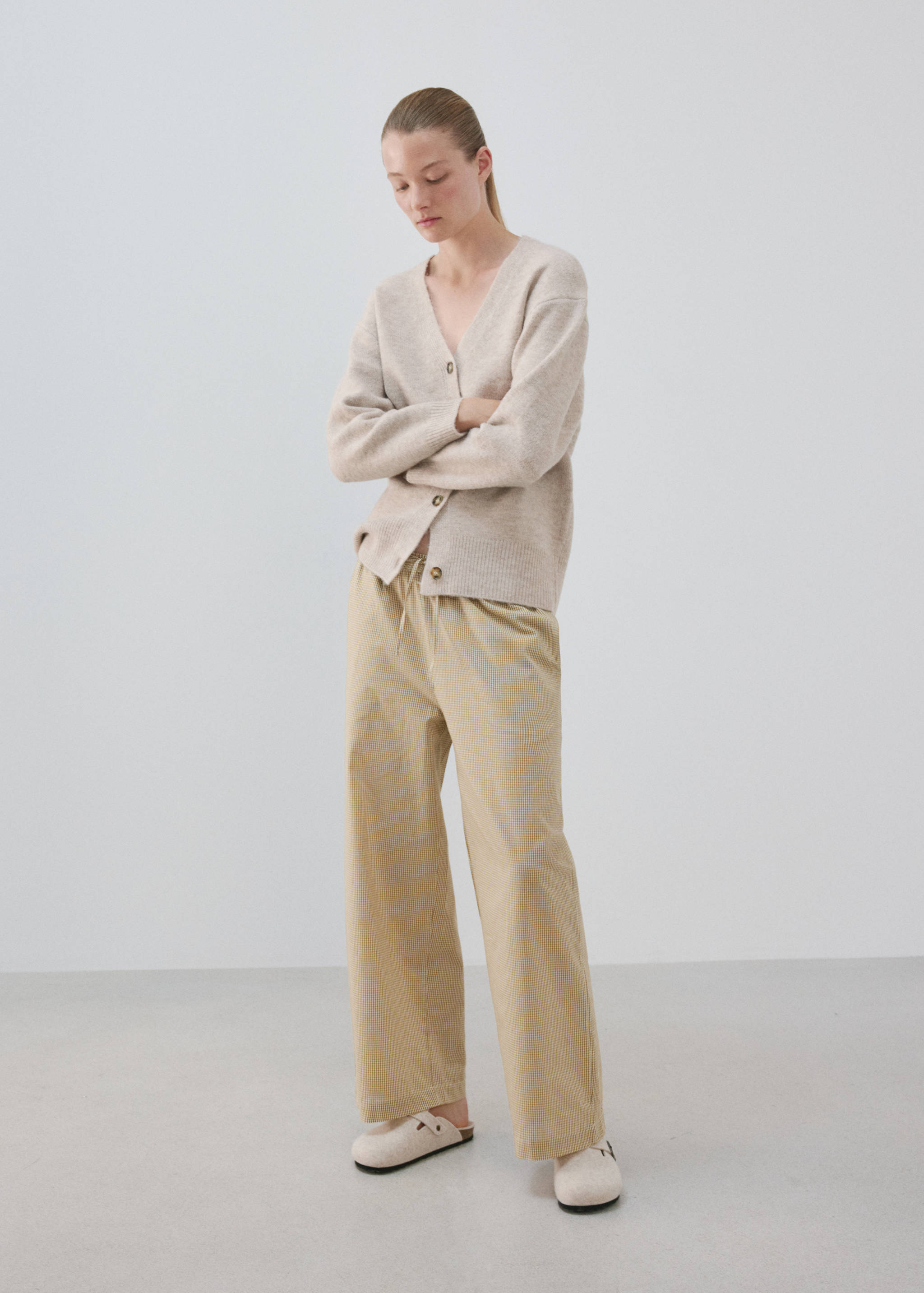 V-neck knitted cardigan - General plane