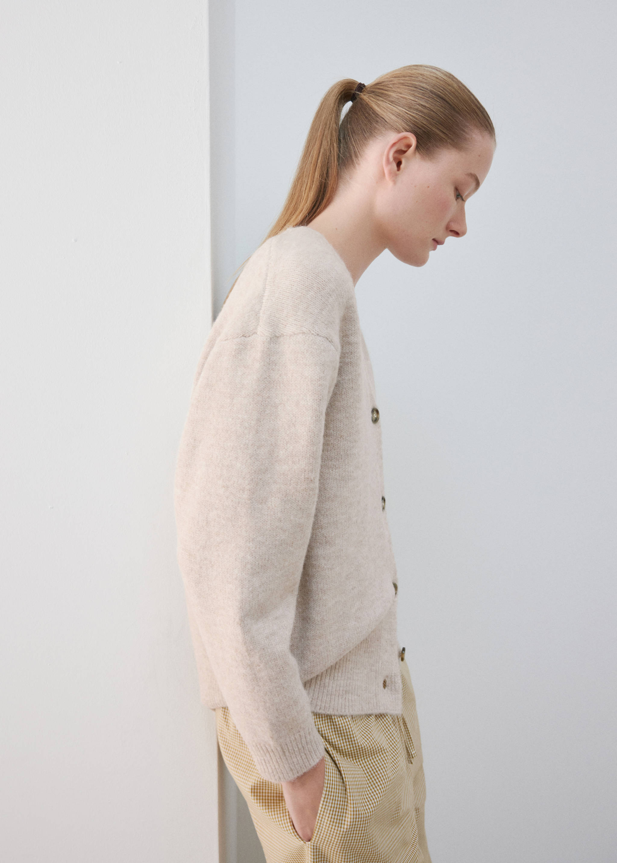 V-neck knitted cardigan - Medium plane