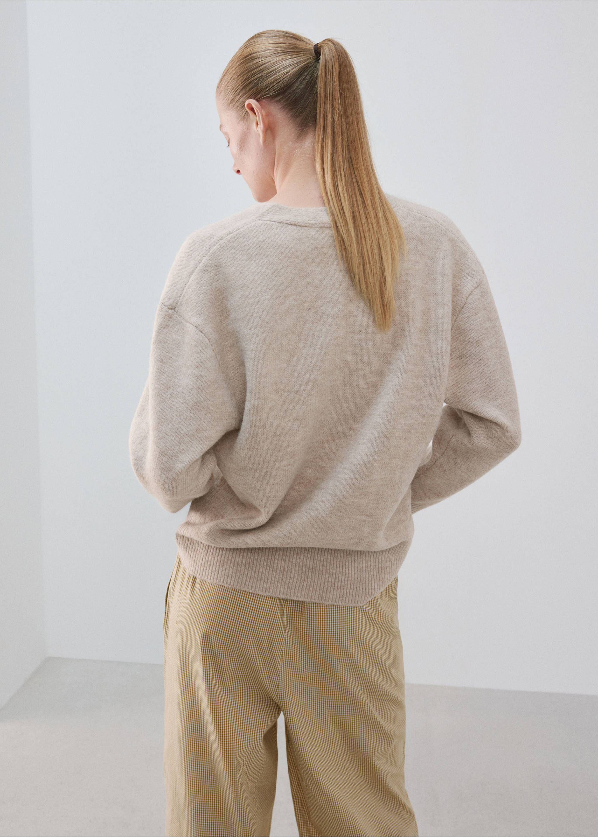 V-neck knitted cardigan - Reverse of the article, Light/Pastel Grey. Ref: 37071439-00.