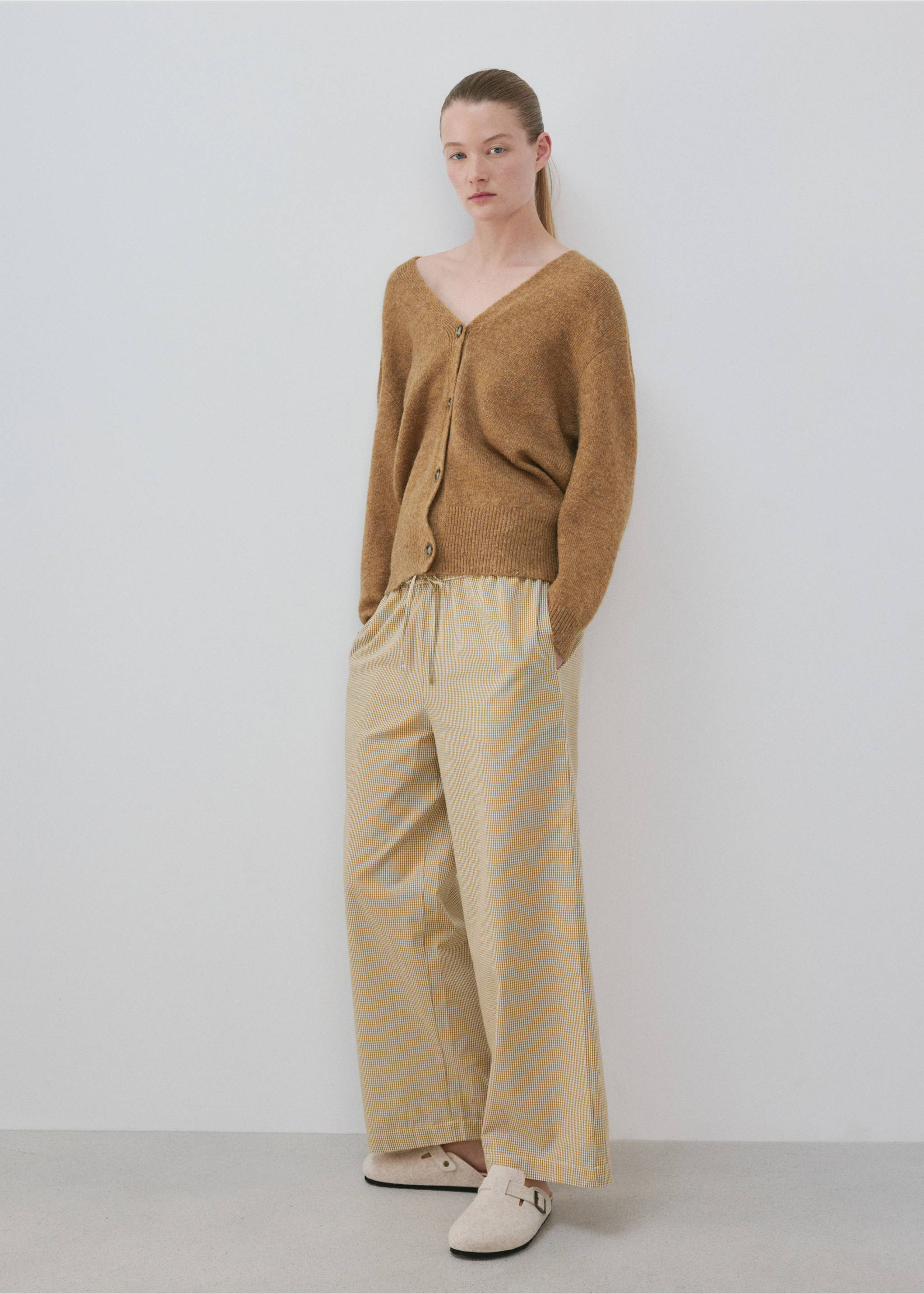V-neck knitted cardigan - General plane, Brown. Ref: 37071439-00.