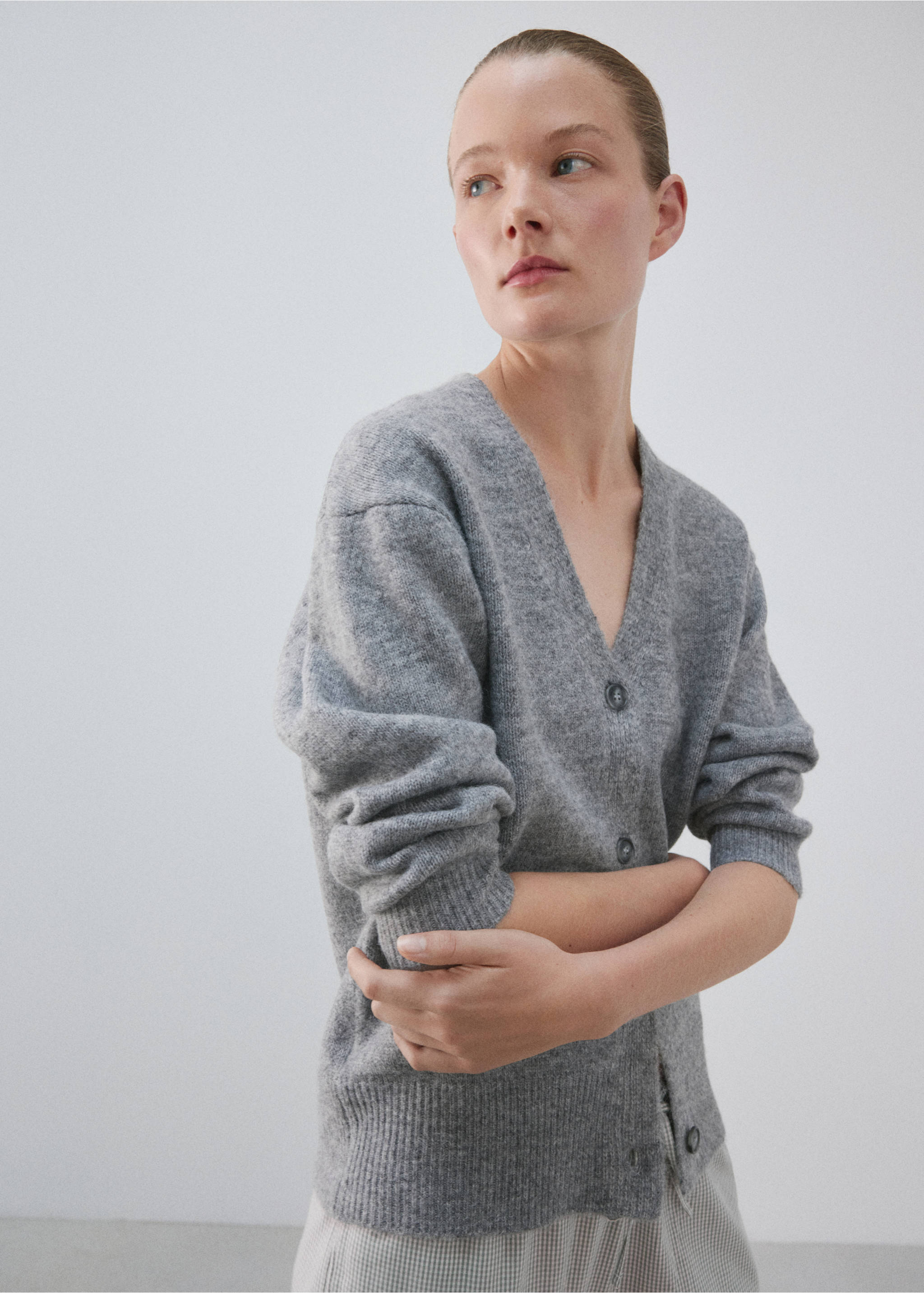 V-neck knitted cardigan - Details of the article 3, Grey. Ref: 37071439-00.