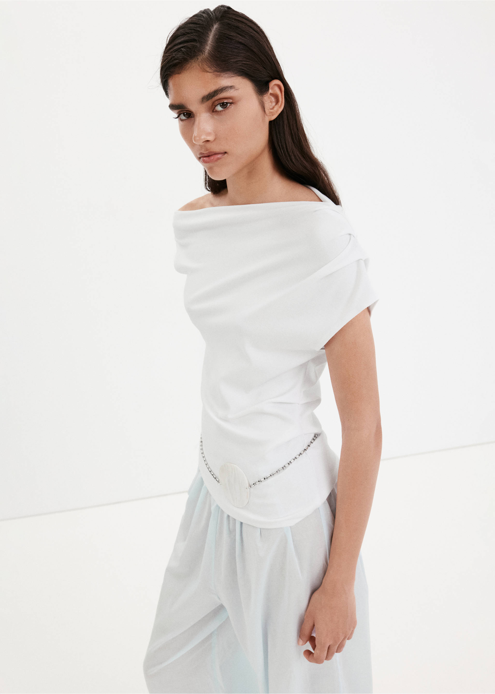 T-shirt asymétrique froncé - Plan moyen, Blanc. Ref: 37071483-00.