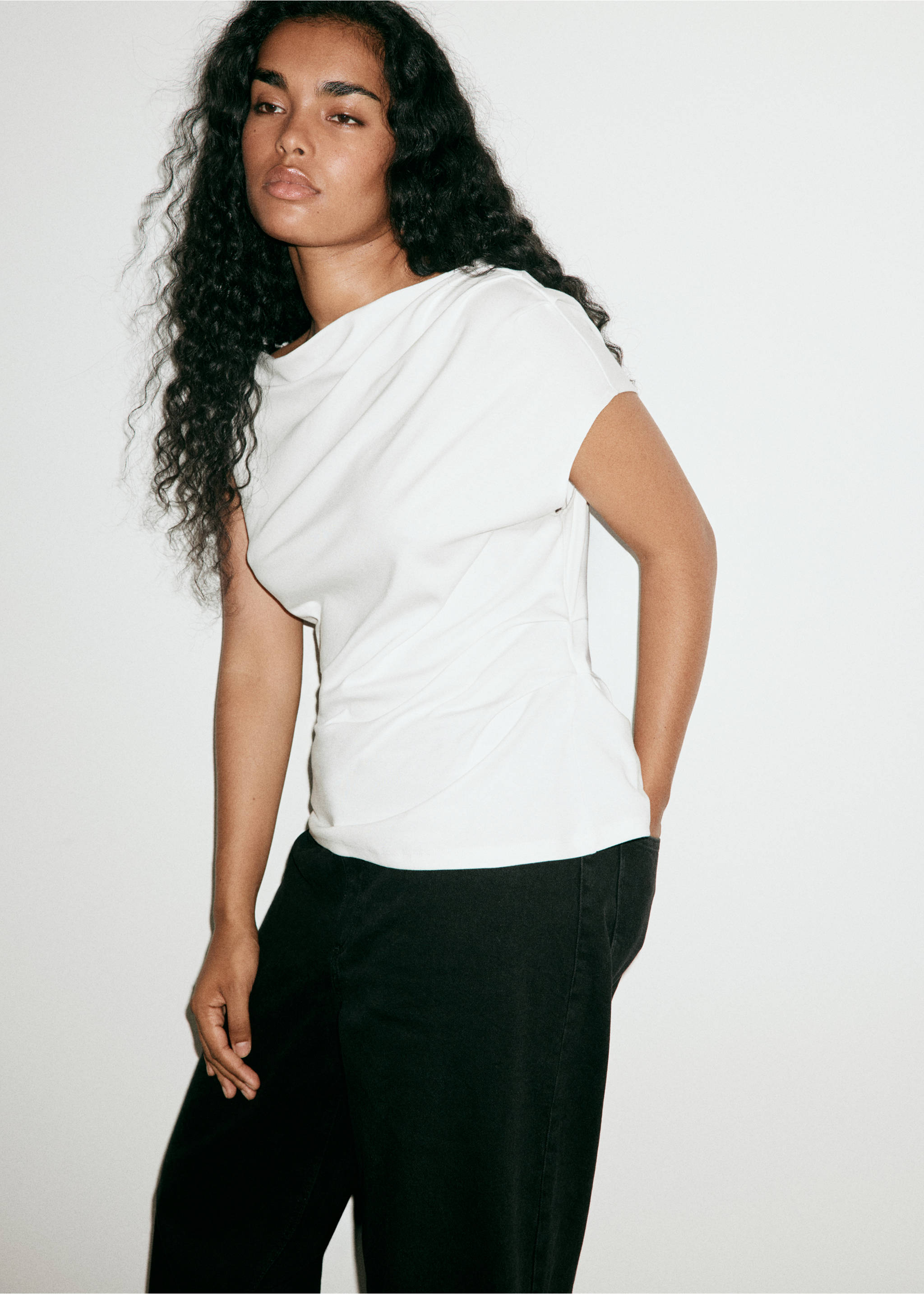 Asymmetrical ruched t-shirt - Details of the article 5, White. Ref: 37071483-00.