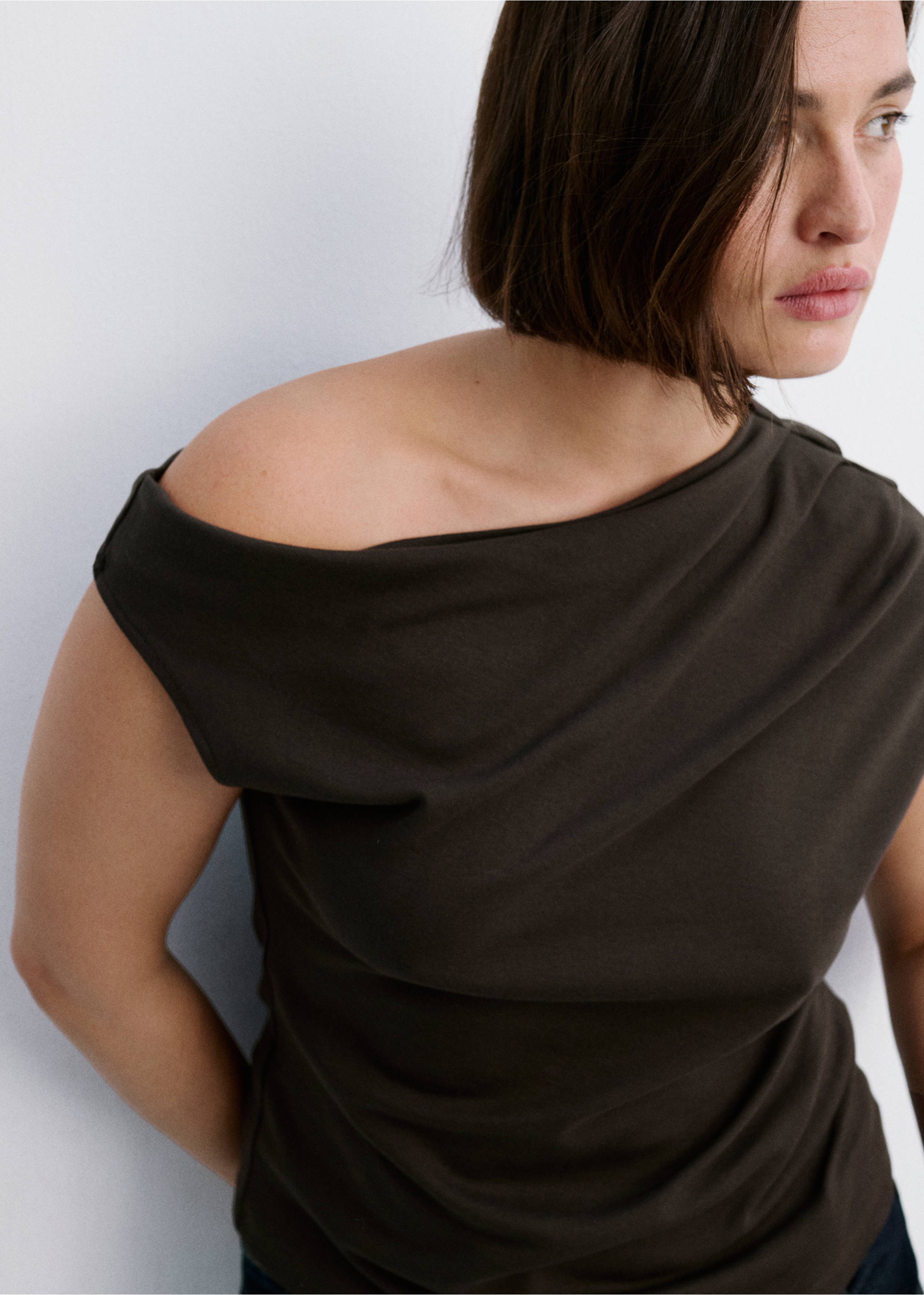 Asymmetrical ruched t-shirt - Details of the article 4, Chocolate. Ref: 37071483-00.