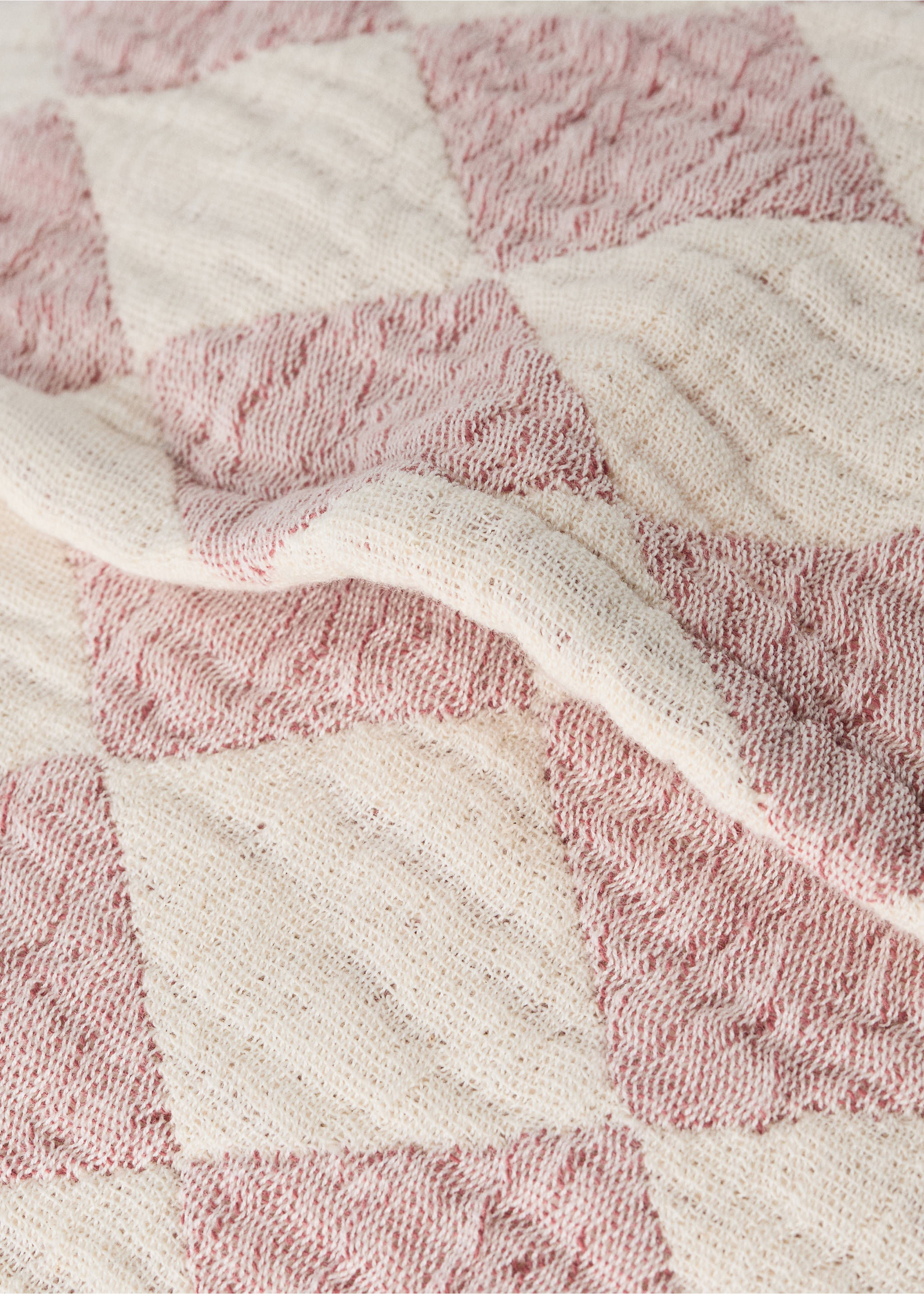 Bicolour diamond jacquard cushion cover 40x40cm - Details of the article 2, Coral Red. Ref: 37071486-00.
