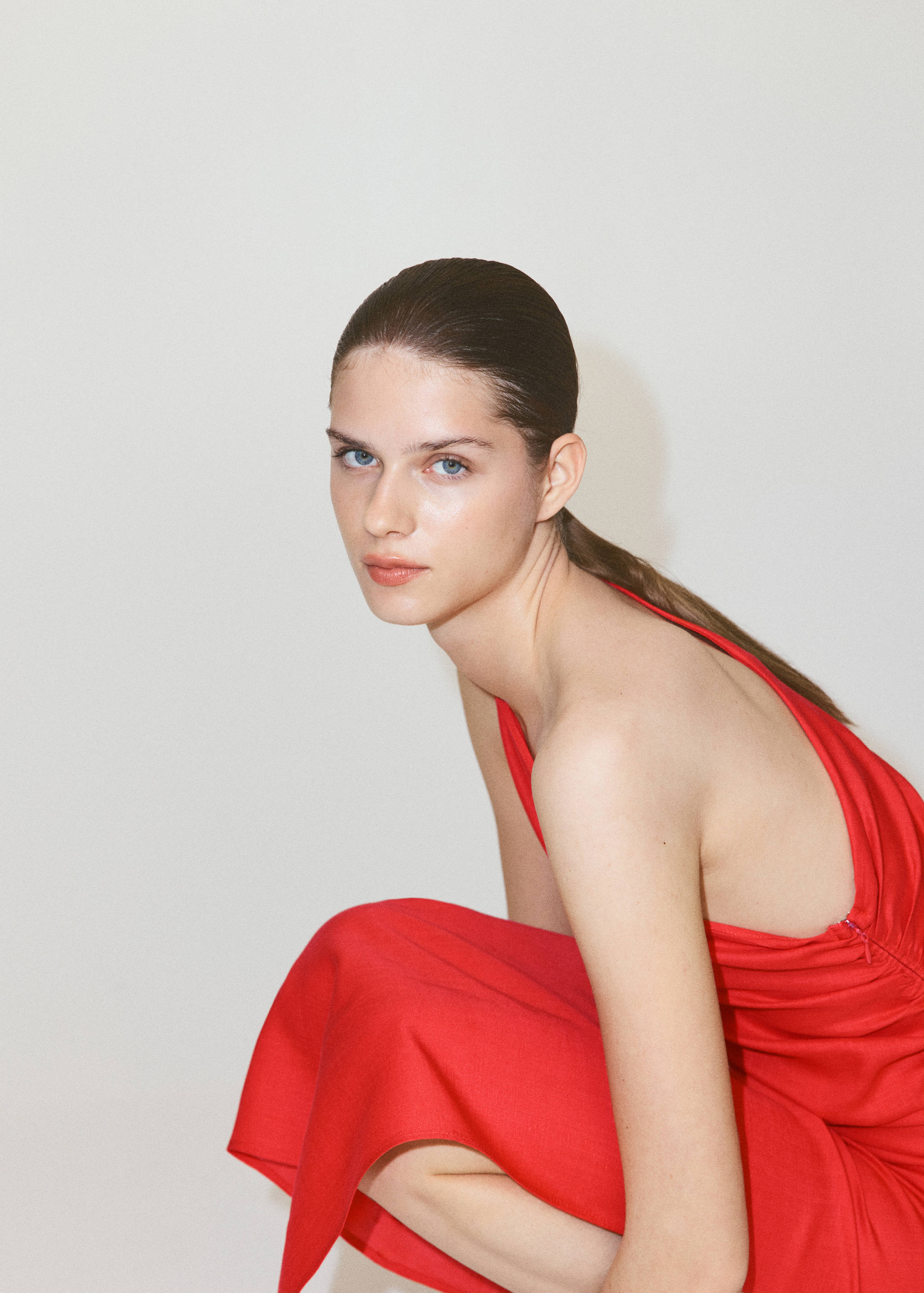 Robe asymétrique froncée - Plan moyen