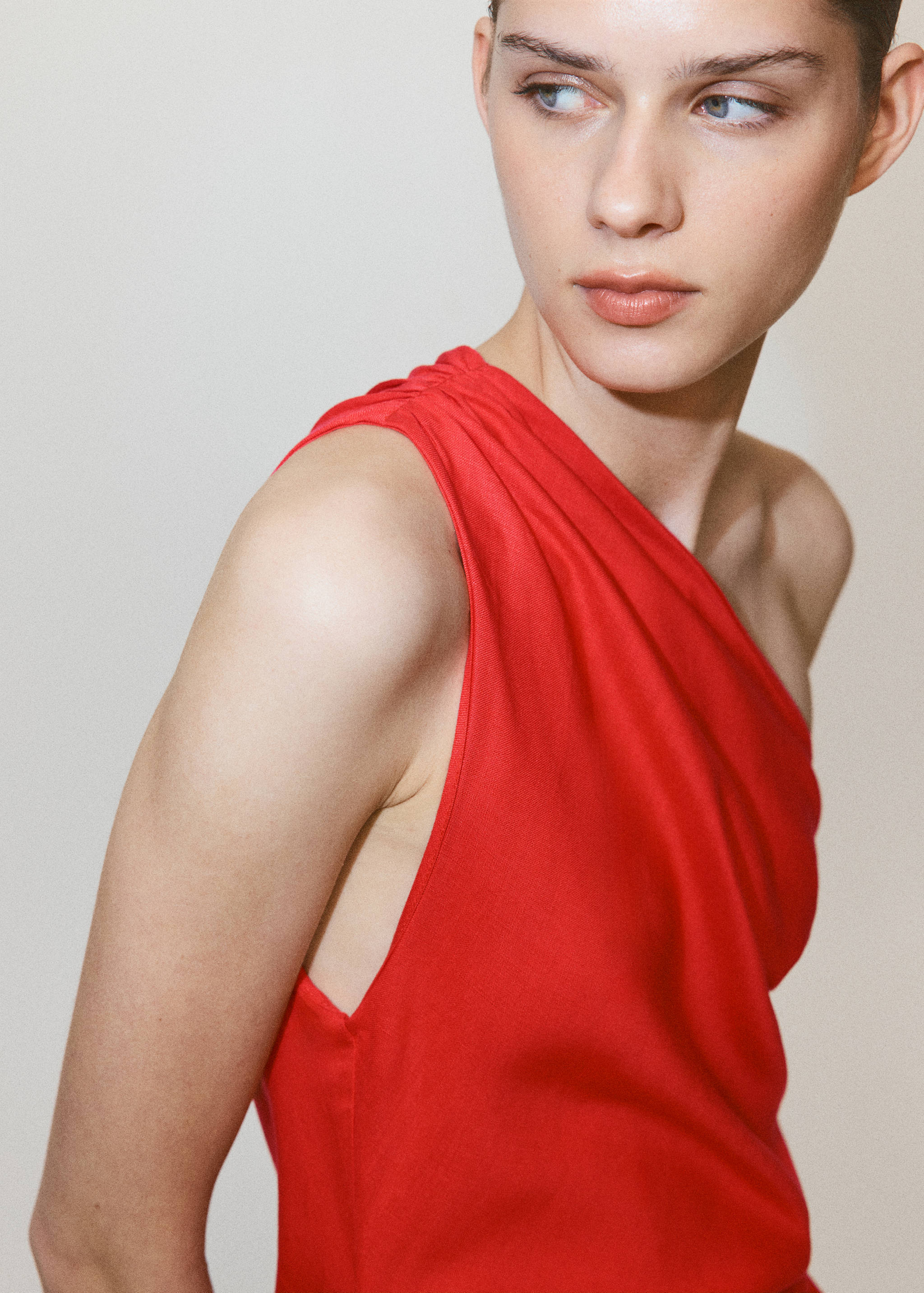 Robe asymétrique froncée - Détail de l'article 1