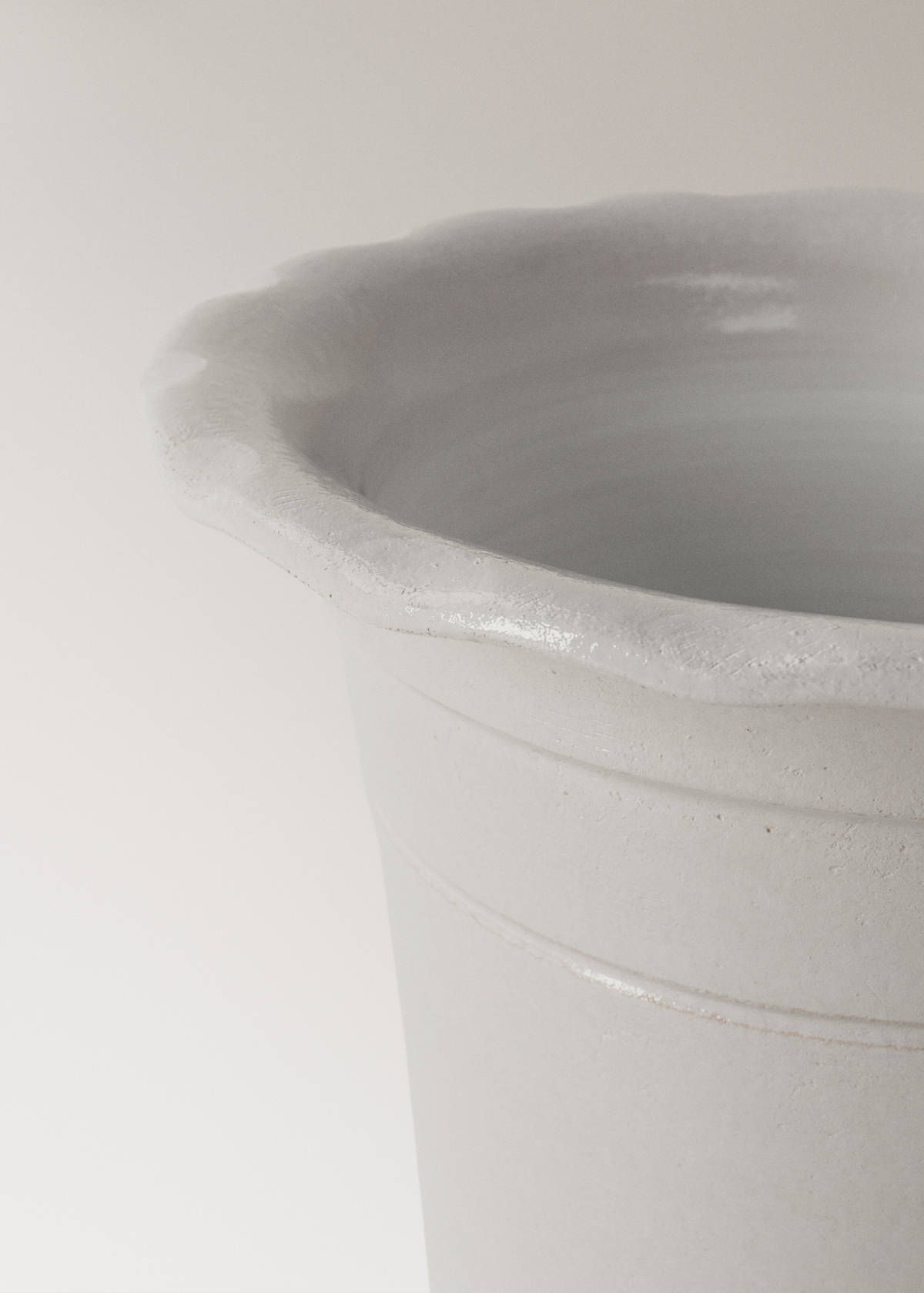 Terracotta medium wave-patterned planter — Light Heather Grey