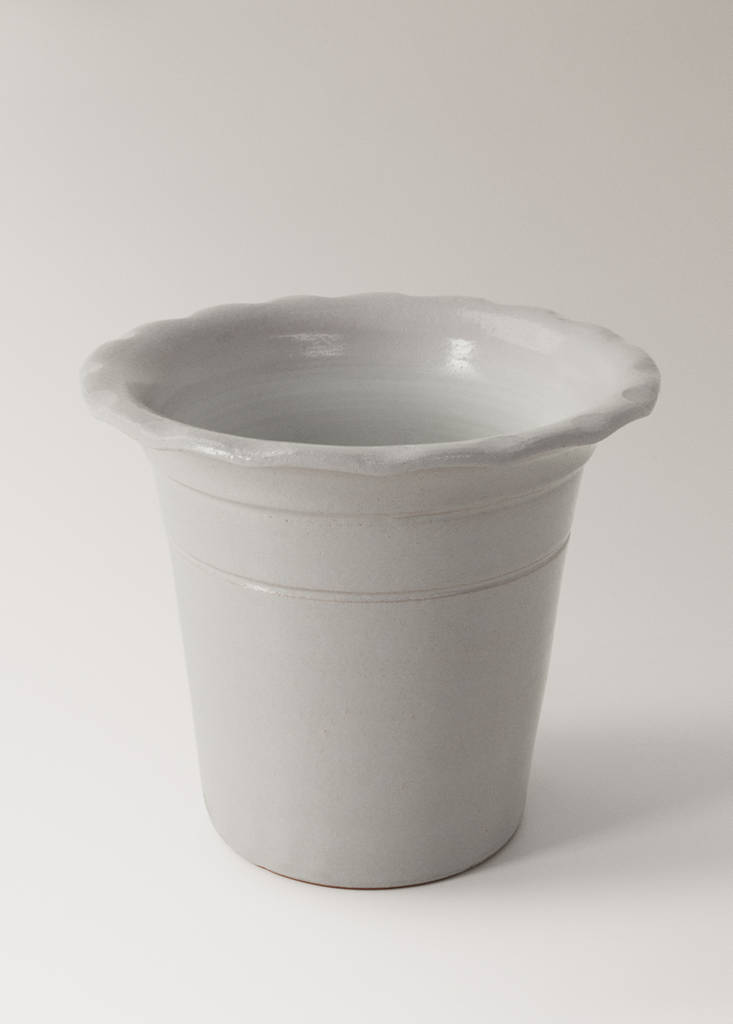Terracotta medium wave-patterned planter — Light Heather Grey