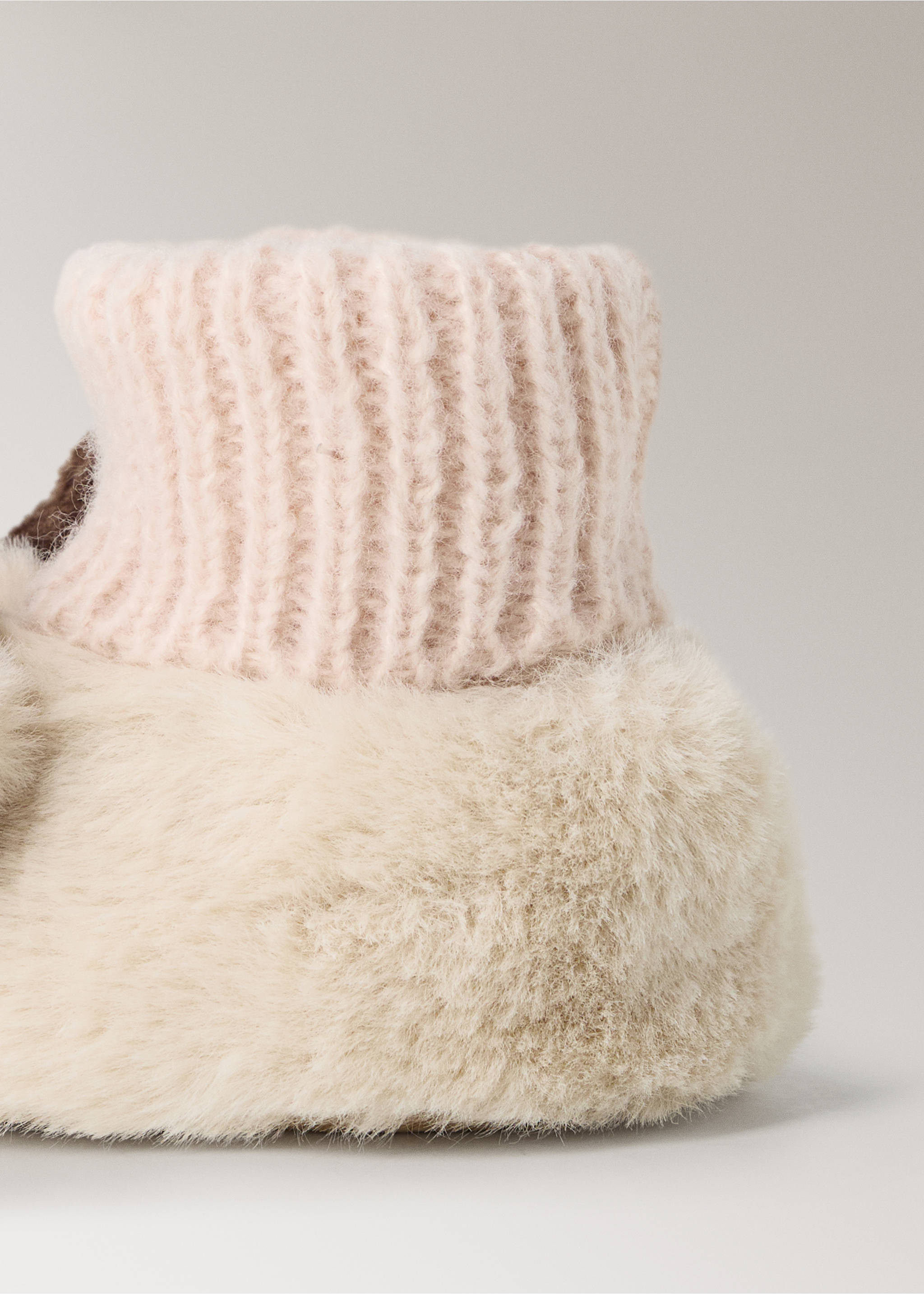 Cream faux-fur house slippers with pale pink ribbed knit cuffs., Sand. Ref: 37071538-00.