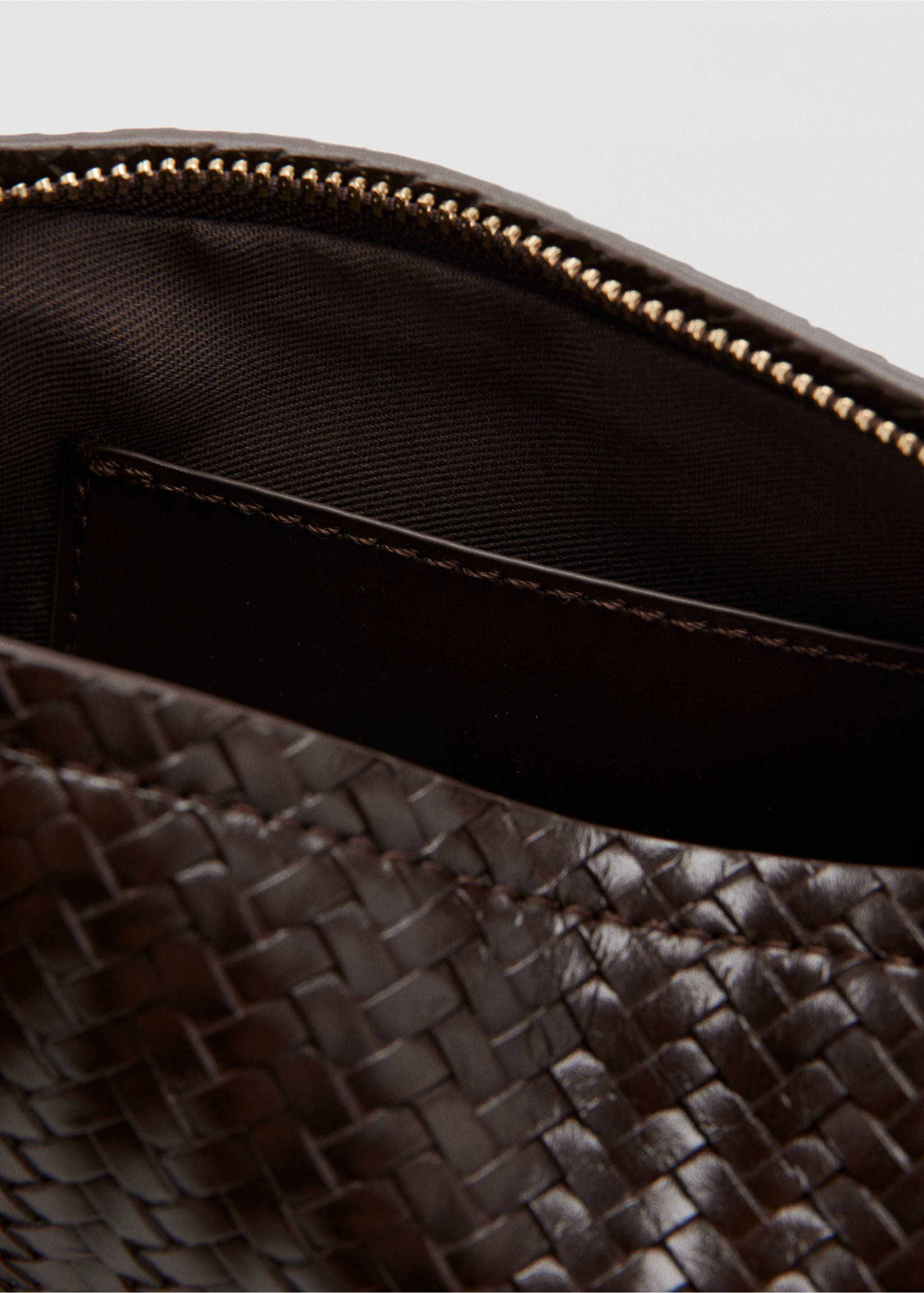 Braided pouch - Details of the article 1, Chocolate. Ref: 37071551-00.