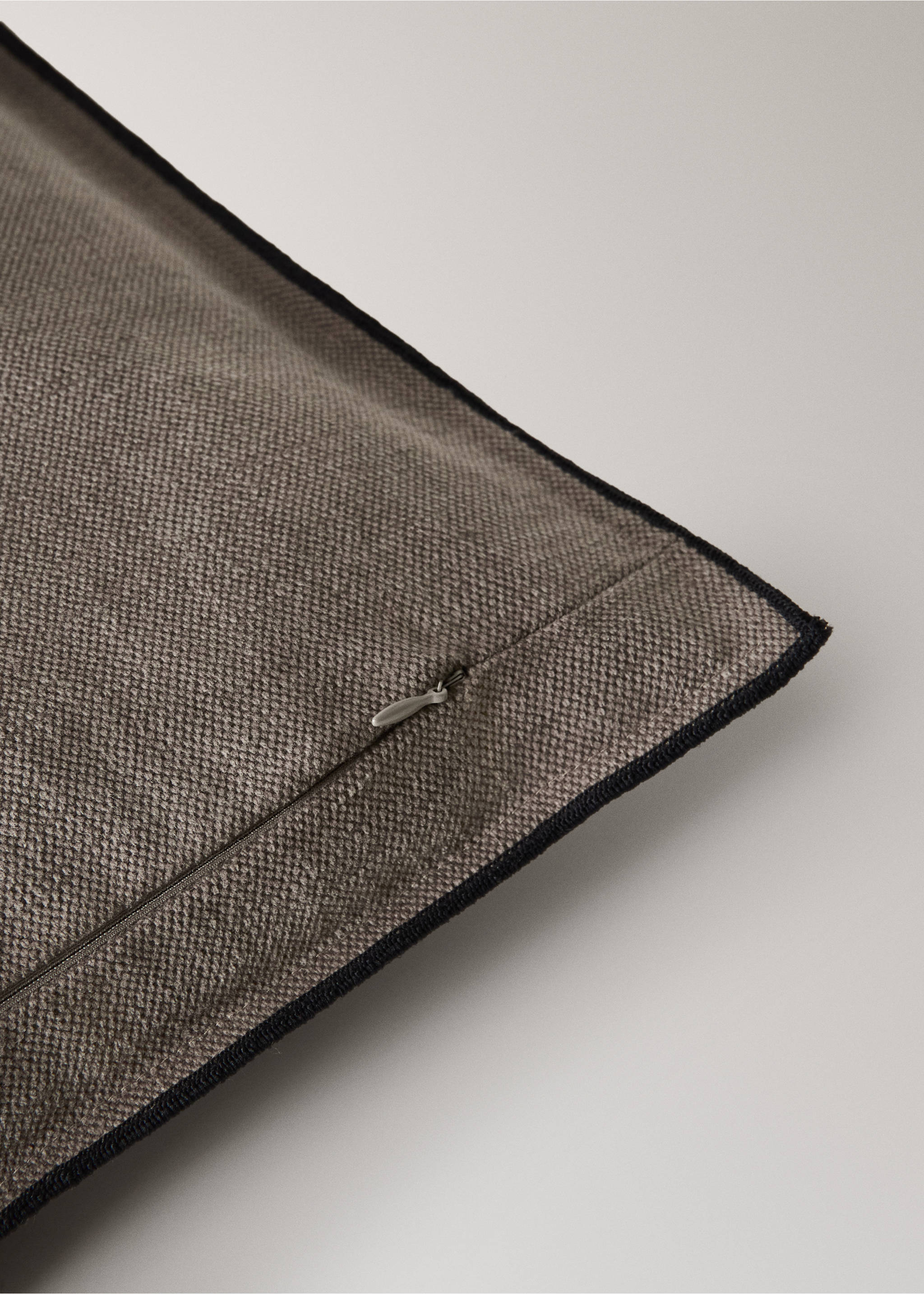 Cotton Linen Overlock Pillow Cover 50x50cm - Details of the article 2, Medium Brown. Ref: 37072542-00.