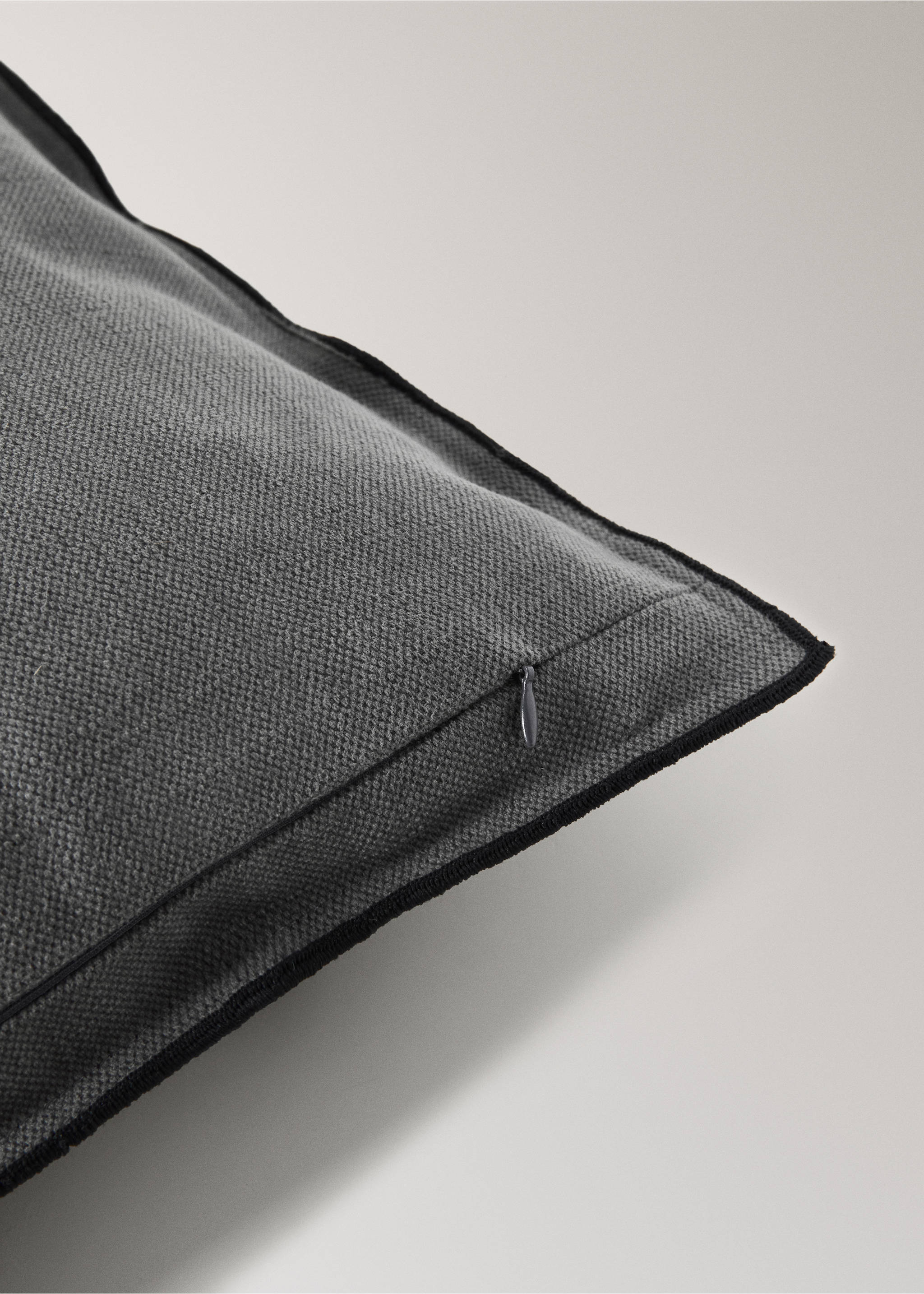 Cotton linen cushion cover with overlock stitching 50x50cm - Details of the article 2, Medium Heather Grey. Ref: 37072542-00.