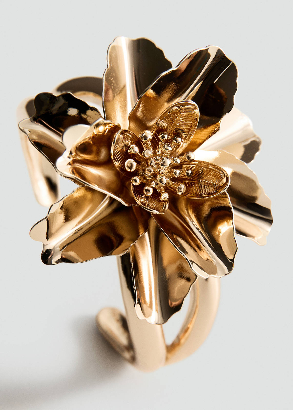 Floral bangle bracelet — Gold