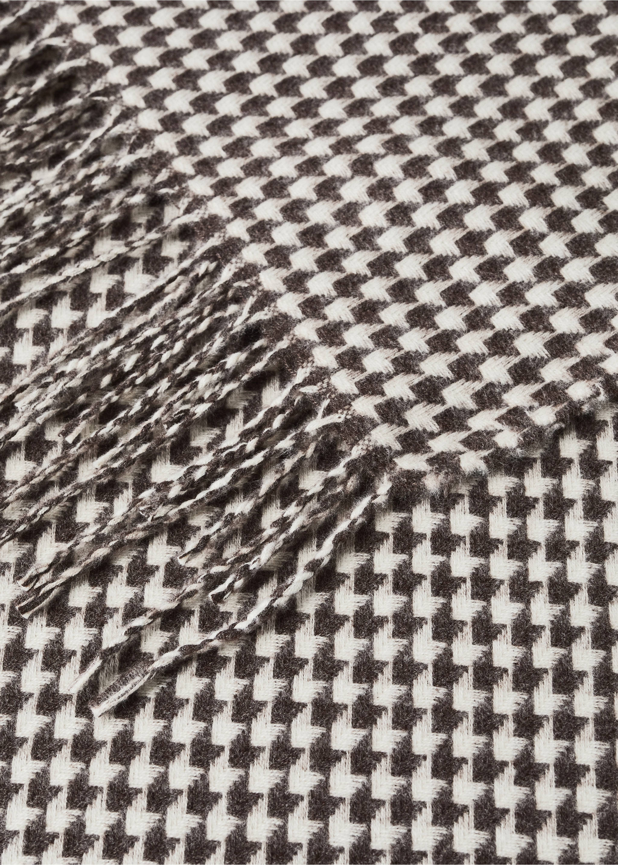 Wool blanket with fringe detail - Details of the article 2, Brown. Ref: 37072550-00.